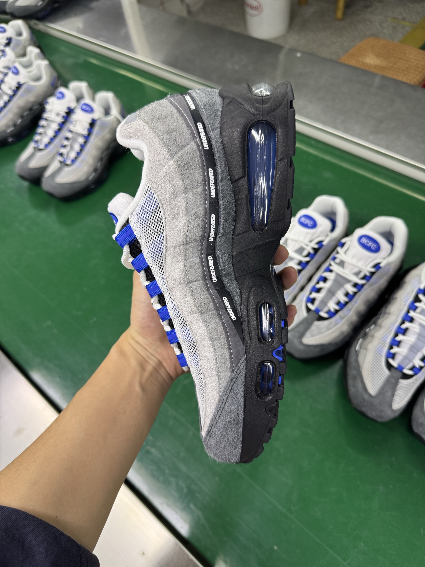 图片[4]-＃SF外贸特供 UNDEFEATED x NK Air Max 95 SP 伯明翰限定 联名灰蓝 IB4523-001 亲自操刀耗时半年开发 重金购买全套印尼原厂纸板楦头开发 2025官方主推系列 致敬诞生30周年的传奇鞋型 Air Max 95 系列再度重磅复刻归来 以全新配色续写光辉历史 更以现代手法重塑经典 将复古风格与前沿科技完美融合 一比一鞋头弧度高度鞋身弧度 东莞原厂模具大底 一码一模 原厂高韧性Tpu 独家供应35.5 45.5 48.5 49.5 50.5 原厂特供同批次皮料与Zp零色差 原厂特供内外标均可过绿X扫描认证 独家原装Big Bubble气垫 气垫体积更大 提供更强的缓震性能和回弹性 进口玻璃冲刀皮料裁剪零毛边 电脑针车工艺 鞋面不留荧光细节 平台可冲 超高鞋面清洁度 最高QC检验标准 控制溢胶瑕疵 每一双都是工艺品 实拍调校N版已经零色差零失真 百分百还原实物色彩所见即所得 不存在货不对板色差等低级问题 选购参考实物拍摄 不混卖不参货 只用心做好货严格选品 承诺混一赔十 尺码：35.5 36 36.5 37.5 38 38.5 39 40 40.5 41 42 42.5 43 44 44.5 45 45.5 46 47.5 48.5 49.5 50.5-选品中心