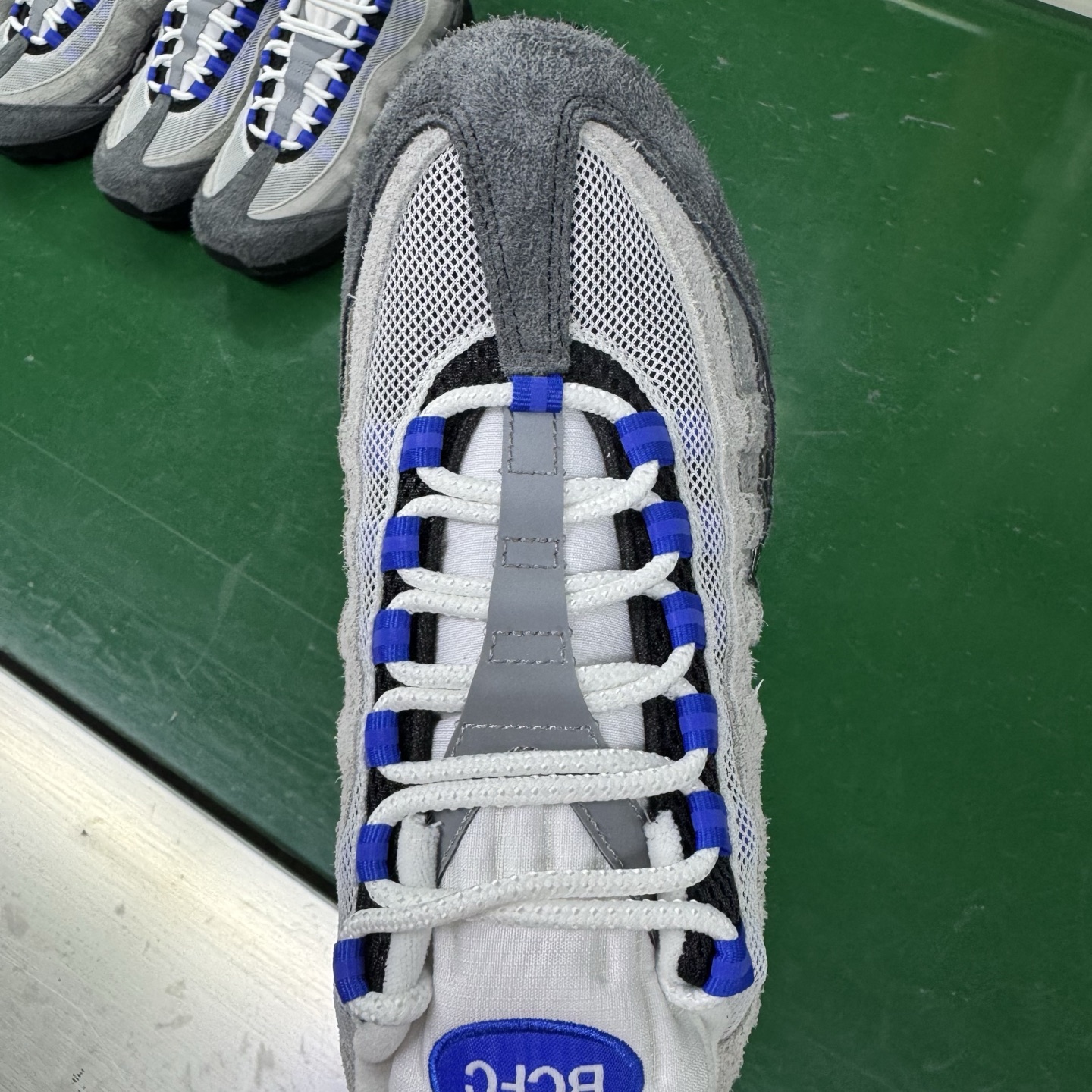 图片[7]-＃SF外贸特供 UNDEFEATED x NK Air Max 95 SP 伯明翰限定 联名灰蓝 IB4523-001 亲自操刀耗时半年开发 重金购买全套印尼原厂纸板楦头开发 2025官方主推系列 致敬诞生30周年的传奇鞋型 Air Max 95 系列再度重磅复刻归来 以全新配色续写光辉历史 更以现代手法重塑经典 将复古风格与前沿科技完美融合 一比一鞋头弧度高度鞋身弧度 东莞原厂模具大底 一码一模 原厂高韧性Tpu 独家供应35.5 45.5 48.5 49.5 50.5 原厂特供同批次皮料与Zp零色差 原厂特供内外标均可过绿X扫描认证 独家原装Big Bubble气垫 气垫体积更大 提供更强的缓震性能和回弹性 进口玻璃冲刀皮料裁剪零毛边 电脑针车工艺 鞋面不留荧光细节 平台可冲 超高鞋面清洁度 最高QC检验标准 控制溢胶瑕疵 每一双都是工艺品 实拍调校N版已经零色差零失真 百分百还原实物色彩所见即所得 不存在货不对板色差等低级问题 选购参考实物拍摄 不混卖不参货 只用心做好货严格选品 承诺混一赔十 尺码：35.5 36 36.5 37.5 38 38.5 39 40 40.5 41 42 42.5 43 44 44.5 45 45.5 46 47.5 48.5 49.5 50.5-选品中心