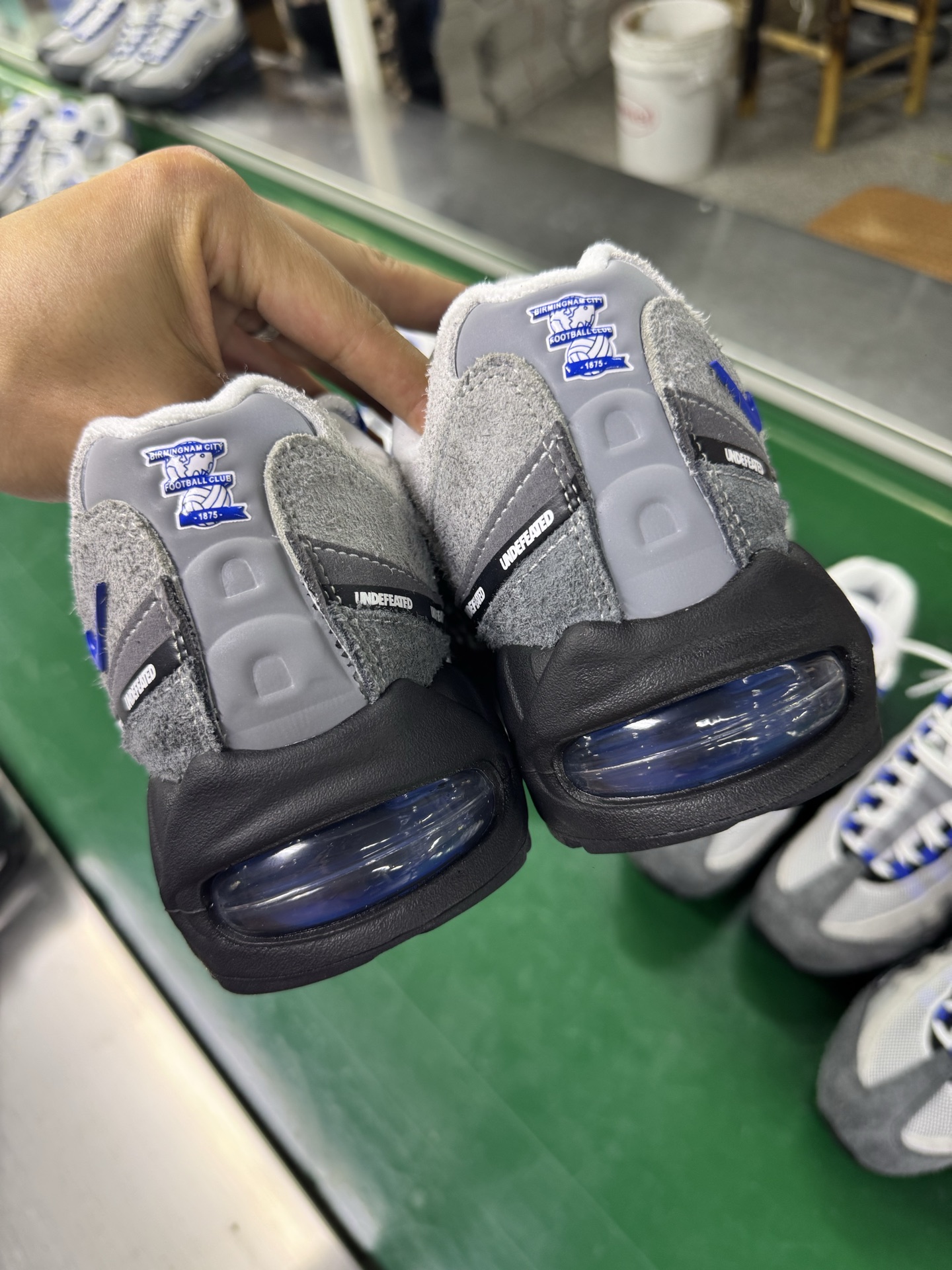 图片[5]-＃SF外贸特供 UNDEFEATED x NK Air Max 95 SP 伯明翰限定 联名灰蓝 IB4523-001 亲自操刀耗时半年开发 重金购买全套印尼原厂纸板楦头开发 2025官方主推系列 致敬诞生30周年的传奇鞋型 Air Max 95 系列再度重磅复刻归来 以全新配色续写光辉历史 更以现代手法重塑经典 将复古风格与前沿科技完美融合 一比一鞋头弧度高度鞋身弧度 东莞原厂模具大底 一码一模 原厂高韧性Tpu 独家供应35.5 45.5 48.5 49.5 50.5 原厂特供同批次皮料与Zp零色差 原厂特供内外标均可过绿X扫描认证 独家原装Big Bubble气垫 气垫体积更大 提供更强的缓震性能和回弹性 进口玻璃冲刀皮料裁剪零毛边 电脑针车工艺 鞋面不留荧光细节 平台可冲 超高鞋面清洁度 最高QC检验标准 控制溢胶瑕疵 每一双都是工艺品 实拍调校N版已经零色差零失真 百分百还原实物色彩所见即所得 不存在货不对板色差等低级问题 选购参考实物拍摄 不混卖不参货 只用心做好货严格选品 承诺混一赔十 尺码：35.5 36 36.5 37.5 38 38.5 39 40 40.5 41 42 42.5 43 44 44.5 45 45.5 46 47.5 48.5 49.5 50.5-选品中心