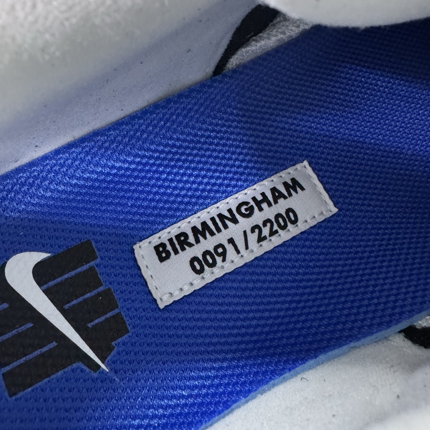 图片[19]-＃SF外贸特供 UNDEFEATED x NK Air Max 95 SP 伯明翰限定 联名灰蓝 IB4523-001 亲自操刀耗时半年开发 重金购买全套印尼原厂纸板楦头开发 2025官方主推系列 致敬诞生30周年的传奇鞋型 Air Max 95 系列再度重磅复刻归来 以全新配色续写光辉历史 更以现代手法重塑经典 将复古风格与前沿科技完美融合 一比一鞋头弧度高度鞋身弧度 东莞原厂模具大底 一码一模 原厂高韧性Tpu 独家供应35.5 45.5 48.5 49.5 50.5 原厂特供同批次皮料与Zp零色差 原厂特供内外标均可过绿X扫描认证 独家原装Big Bubble气垫 气垫体积更大 提供更强的缓震性能和回弹性 进口玻璃冲刀皮料裁剪零毛边 电脑针车工艺 鞋面不留荧光细节 平台可冲 超高鞋面清洁度 最高QC检验标准 控制溢胶瑕疵 每一双都是工艺品 实拍调校N版已经零色差零失真 百分百还原实物色彩所见即所得 不存在货不对板色差等低级问题 选购参考实物拍摄 不混卖不参货 只用心做好货严格选品 承诺混一赔十 尺码：35.5 36 36.5 37.5 38 38.5 39 40 40.5 41 42 42.5 43 44 44.5 45 45.5 46 47.5 48.5 49.5 50.5-选品中心