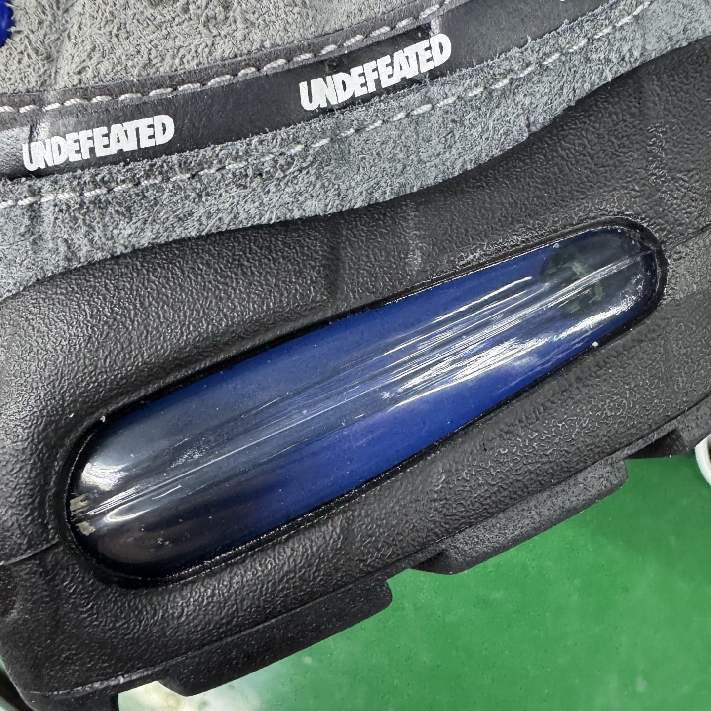 图片[21]-＃SF外贸特供 UNDEFEATED x NK Air Max 95 SP 伯明翰限定 联名灰蓝 IB4523-001 亲自操刀耗时半年开发 重金购买全套印尼原厂纸板楦头开发 2025官方主推系列 致敬诞生30周年的传奇鞋型 Air Max 95 系列再度重磅复刻归来 以全新配色续写光辉历史 更以现代手法重塑经典 将复古风格与前沿科技完美融合 一比一鞋头弧度高度鞋身弧度 东莞原厂模具大底 一码一模 原厂高韧性Tpu 独家供应35.5 45.5 48.5 49.5 50.5 原厂特供同批次皮料与Zp零色差 原厂特供内外标均可过绿X扫描认证 独家原装Big Bubble气垫 气垫体积更大 提供更强的缓震性能和回弹性 进口玻璃冲刀皮料裁剪零毛边 电脑针车工艺 鞋面不留荧光细节 平台可冲 超高鞋面清洁度 最高QC检验标准 控制溢胶瑕疵 每一双都是工艺品 实拍调校N版已经零色差零失真 百分百还原实物色彩所见即所得 不存在货不对板色差等低级问题 选购参考实物拍摄 不混卖不参货 只用心做好货严格选品 承诺混一赔十 尺码：35.5 36 36.5 37.5 38 38.5 39 40 40.5 41 42 42.5 43 44 44.5 45 45.5 46 47.5 48.5 49.5 50.5-选品中心
