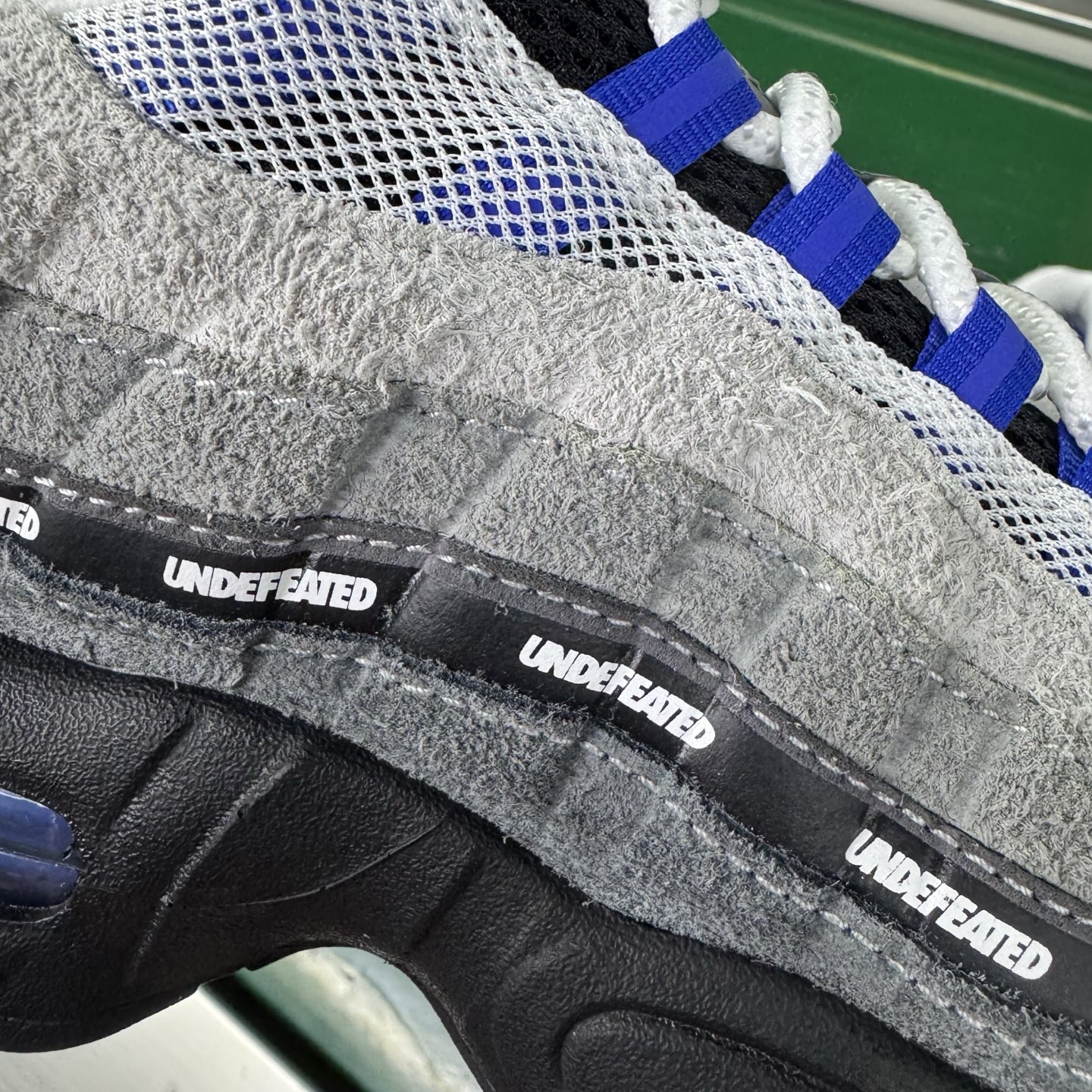 图片[11]-＃SF外贸特供 UNDEFEATED x NK Air Max 95 SP 伯明翰限定 联名灰蓝 IB4523-001 亲自操刀耗时半年开发 重金购买全套印尼原厂纸板楦头开发 2025官方主推系列 致敬诞生30周年的传奇鞋型 Air Max 95 系列再度重磅复刻归来 以全新配色续写光辉历史 更以现代手法重塑经典 将复古风格与前沿科技完美融合 一比一鞋头弧度高度鞋身弧度 东莞原厂模具大底 一码一模 原厂高韧性Tpu 独家供应35.5 45.5 48.5 49.5 50.5 原厂特供同批次皮料与Zp零色差 原厂特供内外标均可过绿X扫描认证 独家原装Big Bubble气垫 气垫体积更大 提供更强的缓震性能和回弹性 进口玻璃冲刀皮料裁剪零毛边 电脑针车工艺 鞋面不留荧光细节 平台可冲 超高鞋面清洁度 最高QC检验标准 控制溢胶瑕疵 每一双都是工艺品 实拍调校N版已经零色差零失真 百分百还原实物色彩所见即所得 不存在货不对板色差等低级问题 选购参考实物拍摄 不混卖不参货 只用心做好货严格选品 承诺混一赔十 尺码：35.5 36 36.5 37.5 38 38.5 39 40 40.5 41 42 42.5 43 44 44.5 45 45.5 46 47.5 48.5 49.5 50.5-选品中心