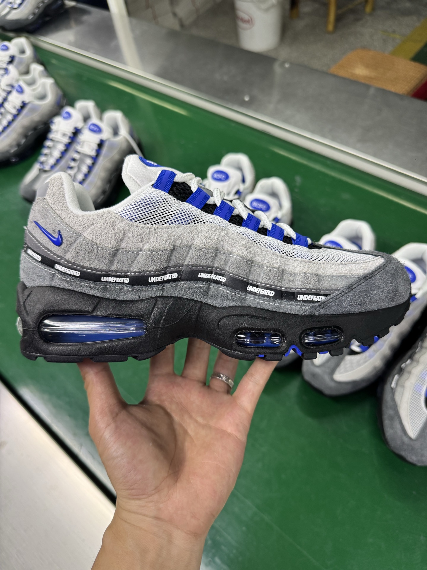 ＃SF外贸特供 UNDEFEATED x NK Air Max 95 SP 伯明翰限定 联名灰蓝 IB4523-001 亲自操刀耗时半年开发 重金购买全套印尼原厂纸板楦头开发 2025官方主推系列 致敬诞生30周年的传奇鞋型 Air Max 95 系列再度重磅复刻归来 以全新配色续写光辉历史 更以现代手法重塑经典 将复古风格与前沿科技完美融合 一比一鞋头弧度高度鞋身弧度 东莞原厂模具大底 一码一模 原厂高韧性Tpu 独家供应35.5 45.5 48.5 49.5 50.5 原厂特供同批次皮料与Zp零色差 原厂特供内外标均可过绿X扫描认证 独家原装Big Bubble气垫 气垫体积更大 提供更强的缓震性能和回弹性 进口玻璃冲刀皮料裁剪零毛边 电脑针车工艺 鞋面不留荧光细节 平台可冲 超高鞋面清洁度 最高QC检验标准 控制溢胶瑕疵 每一双都是工艺品 实拍调校N版已经零色差零失真 百分百还原实物色彩所见即所得 不存在货不对板色差等低级问题 选购参考实物拍摄 不混卖不参货 只用心做好货严格选品 承诺混一赔十 尺码：35.5 36 36.5 37.5 38 38.5 39 40 40.5 41 42 42.5 43 44 44.5 45 45.5 46 47.5 48.5 49.5 50.5-选品中心