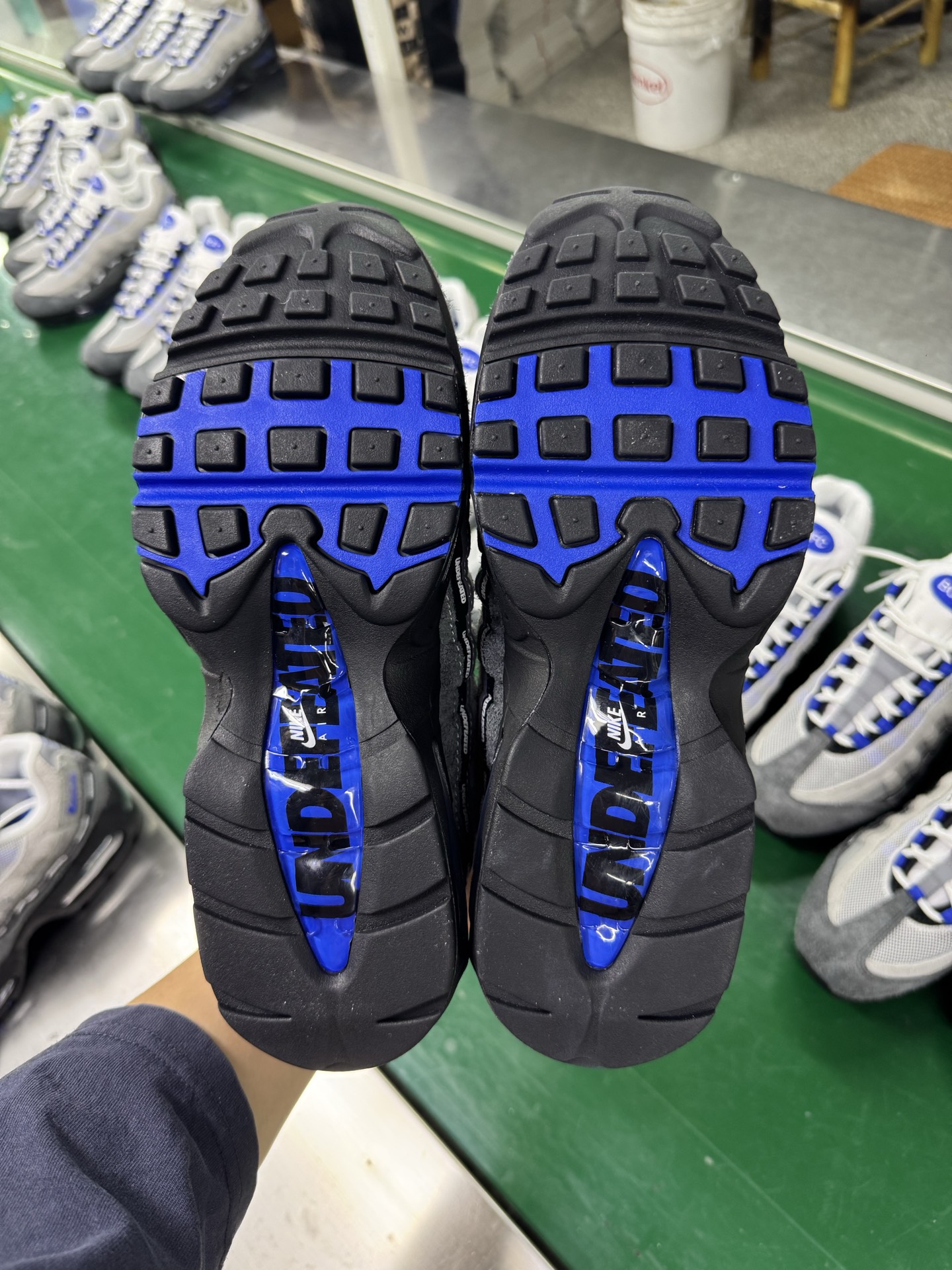 图片[6]-＃SF外贸特供 UNDEFEATED x NK Air Max 95 SP 伯明翰限定 联名灰蓝 IB4523-001 亲自操刀耗时半年开发 重金购买全套印尼原厂纸板楦头开发 2025官方主推系列 致敬诞生30周年的传奇鞋型 Air Max 95 系列再度重磅复刻归来 以全新配色续写光辉历史 更以现代手法重塑经典 将复古风格与前沿科技完美融合 一比一鞋头弧度高度鞋身弧度 东莞原厂模具大底 一码一模 原厂高韧性Tpu 独家供应35.5 45.5 48.5 49.5 50.5 原厂特供同批次皮料与Zp零色差 原厂特供内外标均可过绿X扫描认证 独家原装Big Bubble气垫 气垫体积更大 提供更强的缓震性能和回弹性 进口玻璃冲刀皮料裁剪零毛边 电脑针车工艺 鞋面不留荧光细节 平台可冲 超高鞋面清洁度 最高QC检验标准 控制溢胶瑕疵 每一双都是工艺品 实拍调校N版已经零色差零失真 百分百还原实物色彩所见即所得 不存在货不对板色差等低级问题 选购参考实物拍摄 不混卖不参货 只用心做好货严格选品 承诺混一赔十 尺码：35.5 36 36.5 37.5 38 38.5 39 40 40.5 41 42 42.5 43 44 44.5 45 45.5 46 47.5 48.5 49.5 50.5-选品中心