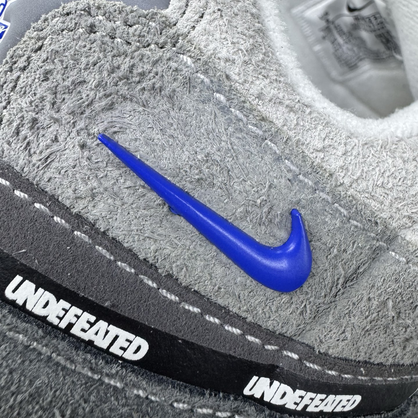 图片[22]-＃SF外贸特供 UNDEFEATED x NK Air Max 95 SP 伯明翰限定 联名灰蓝 IB4523-001 亲自操刀耗时半年开发 重金购买全套印尼原厂纸板楦头开发 2025官方主推系列 致敬诞生30周年的传奇鞋型 Air Max 95 系列再度重磅复刻归来 以全新配色续写光辉历史 更以现代手法重塑经典 将复古风格与前沿科技完美融合 一比一鞋头弧度高度鞋身弧度 东莞原厂模具大底 一码一模 原厂高韧性Tpu 独家供应35.5 45.5 48.5 49.5 50.5 原厂特供同批次皮料与Zp零色差 原厂特供内外标均可过绿X扫描认证 独家原装Big Bubble气垫 气垫体积更大 提供更强的缓震性能和回弹性 进口玻璃冲刀皮料裁剪零毛边 电脑针车工艺 鞋面不留荧光细节 平台可冲 超高鞋面清洁度 最高QC检验标准 控制溢胶瑕疵 每一双都是工艺品 实拍调校N版已经零色差零失真 百分百还原实物色彩所见即所得 不存在货不对板色差等低级问题 选购参考实物拍摄 不混卖不参货 只用心做好货严格选品 承诺混一赔十 尺码：35.5 36 36.5 37.5 38 38.5 39 40 40.5 41 42 42.5 43 44 44.5 45 45.5 46 47.5 48.5 49.5 50.5-选品中心