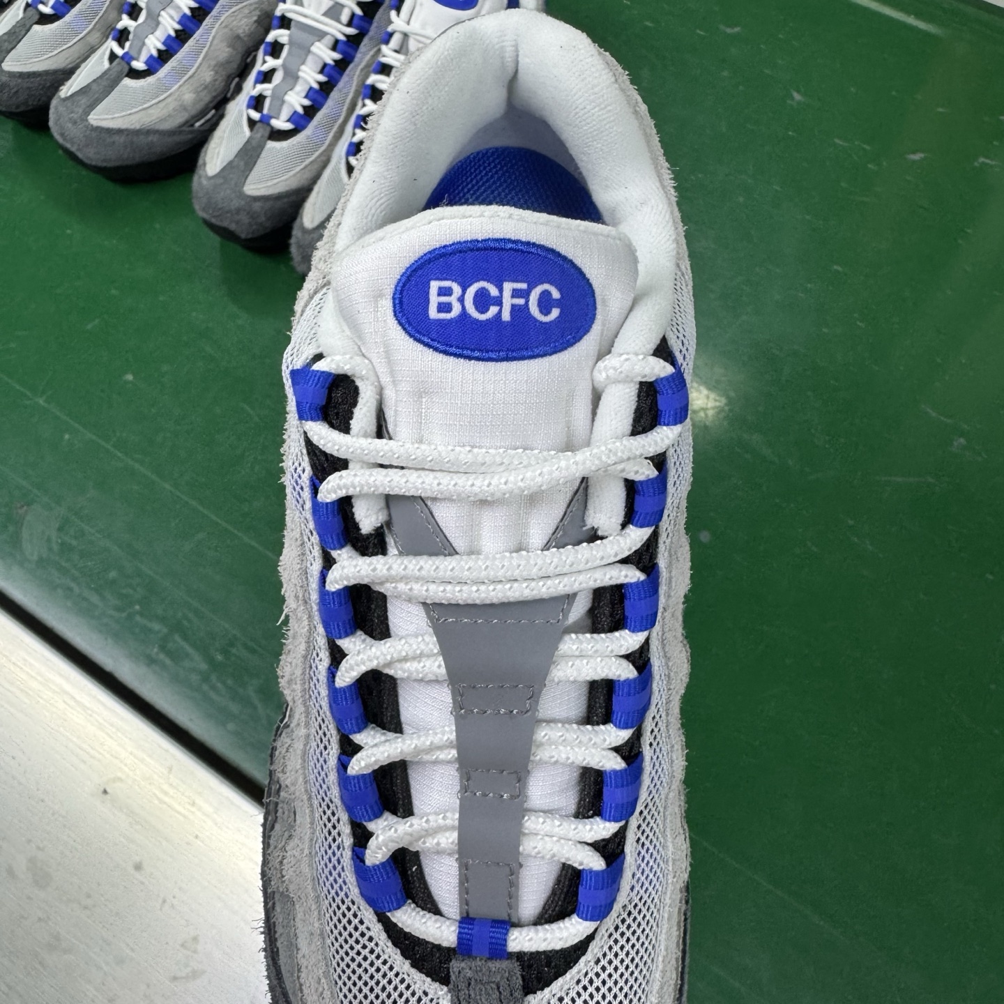 图片[8]-＃SF外贸特供 UNDEFEATED x NK Air Max 95 SP 伯明翰限定 联名灰蓝 IB4523-001 亲自操刀耗时半年开发 重金购买全套印尼原厂纸板楦头开发 2025官方主推系列 致敬诞生30周年的传奇鞋型 Air Max 95 系列再度重磅复刻归来 以全新配色续写光辉历史 更以现代手法重塑经典 将复古风格与前沿科技完美融合 一比一鞋头弧度高度鞋身弧度 东莞原厂模具大底 一码一模 原厂高韧性Tpu 独家供应35.5 45.5 48.5 49.5 50.5 原厂特供同批次皮料与Zp零色差 原厂特供内外标均可过绿X扫描认证 独家原装Big Bubble气垫 气垫体积更大 提供更强的缓震性能和回弹性 进口玻璃冲刀皮料裁剪零毛边 电脑针车工艺 鞋面不留荧光细节 平台可冲 超高鞋面清洁度 最高QC检验标准 控制溢胶瑕疵 每一双都是工艺品 实拍调校N版已经零色差零失真 百分百还原实物色彩所见即所得 不存在货不对板色差等低级问题 选购参考实物拍摄 不混卖不参货 只用心做好货严格选品 承诺混一赔十 尺码：35.5 36 36.5 37.5 38 38.5 39 40 40.5 41 42 42.5 43 44 44.5 45 45.5 46 47.5 48.5 49.5 50.5-选品中心