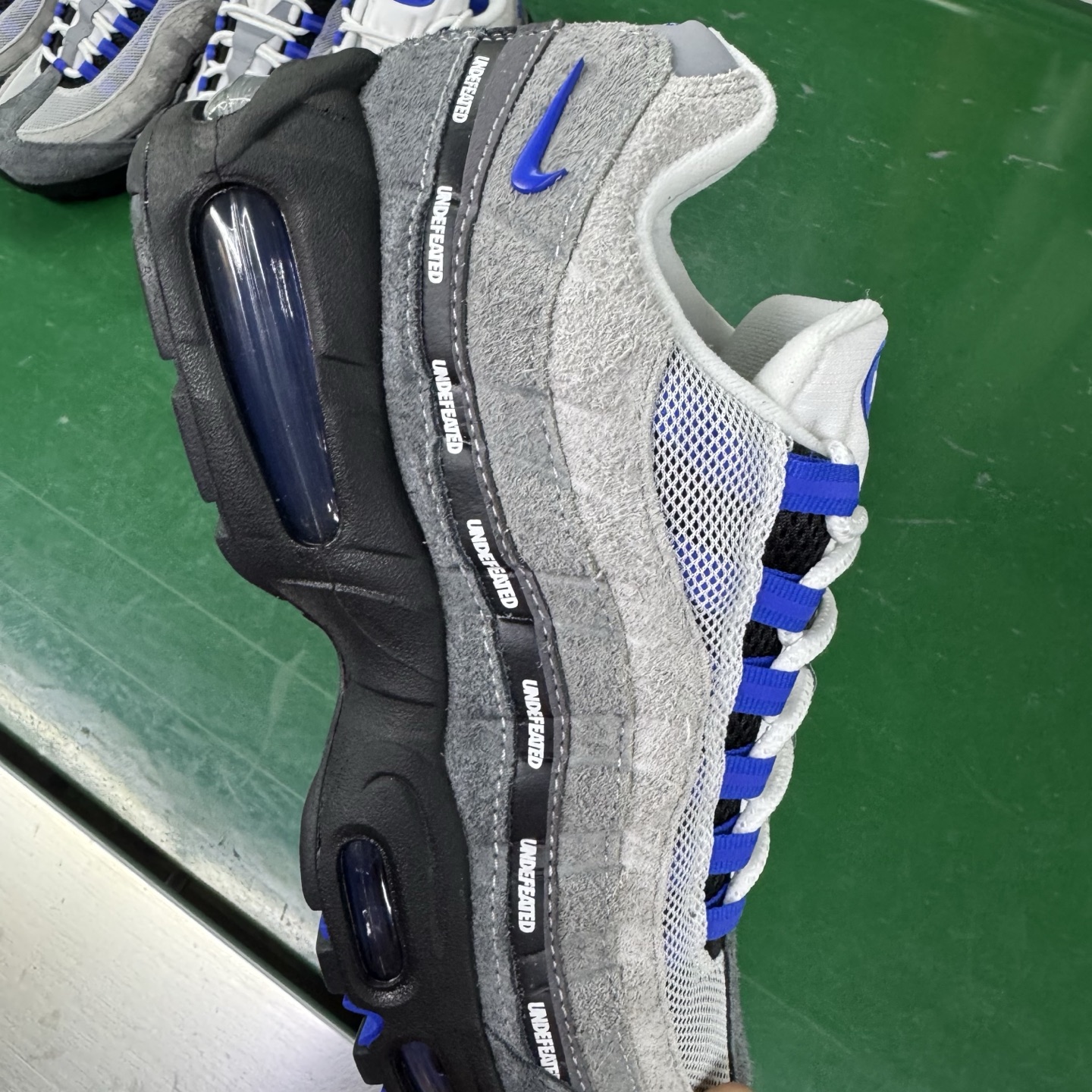 图片[9]-＃SF外贸特供 UNDEFEATED x NK Air Max 95 SP 伯明翰限定 联名灰蓝 IB4523-001 亲自操刀耗时半年开发 重金购买全套印尼原厂纸板楦头开发 2025官方主推系列 致敬诞生30周年的传奇鞋型 Air Max 95 系列再度重磅复刻归来 以全新配色续写光辉历史 更以现代手法重塑经典 将复古风格与前沿科技完美融合 一比一鞋头弧度高度鞋身弧度 东莞原厂模具大底 一码一模 原厂高韧性Tpu 独家供应35.5 45.5 48.5 49.5 50.5 原厂特供同批次皮料与Zp零色差 原厂特供内外标均可过绿X扫描认证 独家原装Big Bubble气垫 气垫体积更大 提供更强的缓震性能和回弹性 进口玻璃冲刀皮料裁剪零毛边 电脑针车工艺 鞋面不留荧光细节 平台可冲 超高鞋面清洁度 最高QC检验标准 控制溢胶瑕疵 每一双都是工艺品 实拍调校N版已经零色差零失真 百分百还原实物色彩所见即所得 不存在货不对板色差等低级问题 选购参考实物拍摄 不混卖不参货 只用心做好货严格选品 承诺混一赔十 尺码：35.5 36 36.5 37.5 38 38.5 39 40 40.5 41 42 42.5 43 44 44.5 45 45.5 46 47.5 48.5 49.5 50.5-选品中心