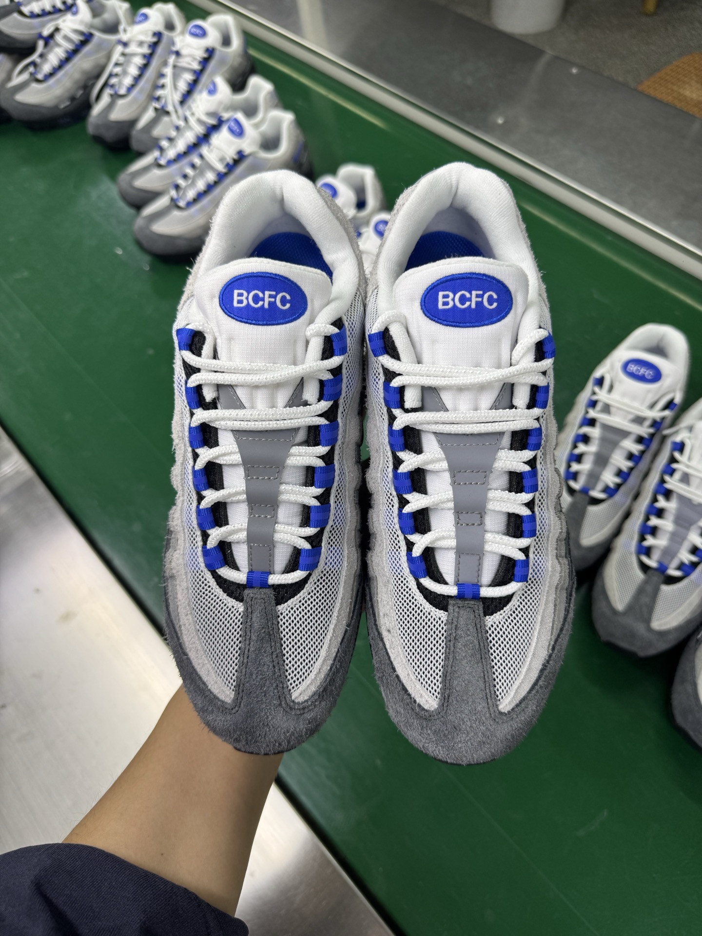图片[2]-＃SF外贸特供 UNDEFEATED x NK Air Max 95 SP 伯明翰限定 联名灰蓝 IB4523-001 亲自操刀耗时半年开发 重金购买全套印尼原厂纸板楦头开发 2025官方主推系列 致敬诞生30周年的传奇鞋型 Air Max 95 系列再度重磅复刻归来 以全新配色续写光辉历史 更以现代手法重塑经典 将复古风格与前沿科技完美融合 一比一鞋头弧度高度鞋身弧度 东莞原厂模具大底 一码一模 原厂高韧性Tpu 独家供应35.5 45.5 48.5 49.5 50.5 原厂特供同批次皮料与Zp零色差 原厂特供内外标均可过绿X扫描认证 独家原装Big Bubble气垫 气垫体积更大 提供更强的缓震性能和回弹性 进口玻璃冲刀皮料裁剪零毛边 电脑针车工艺 鞋面不留荧光细节 平台可冲 超高鞋面清洁度 最高QC检验标准 控制溢胶瑕疵 每一双都是工艺品 实拍调校N版已经零色差零失真 百分百还原实物色彩所见即所得 不存在货不对板色差等低级问题 选购参考实物拍摄 不混卖不参货 只用心做好货严格选品 承诺混一赔十 尺码：35.5 36 36.5 37.5 38 38.5 39 40 40.5 41 42 42.5 43 44 44.5 45 45.5 46 47.5 48.5 49.5 50.5-选品中心