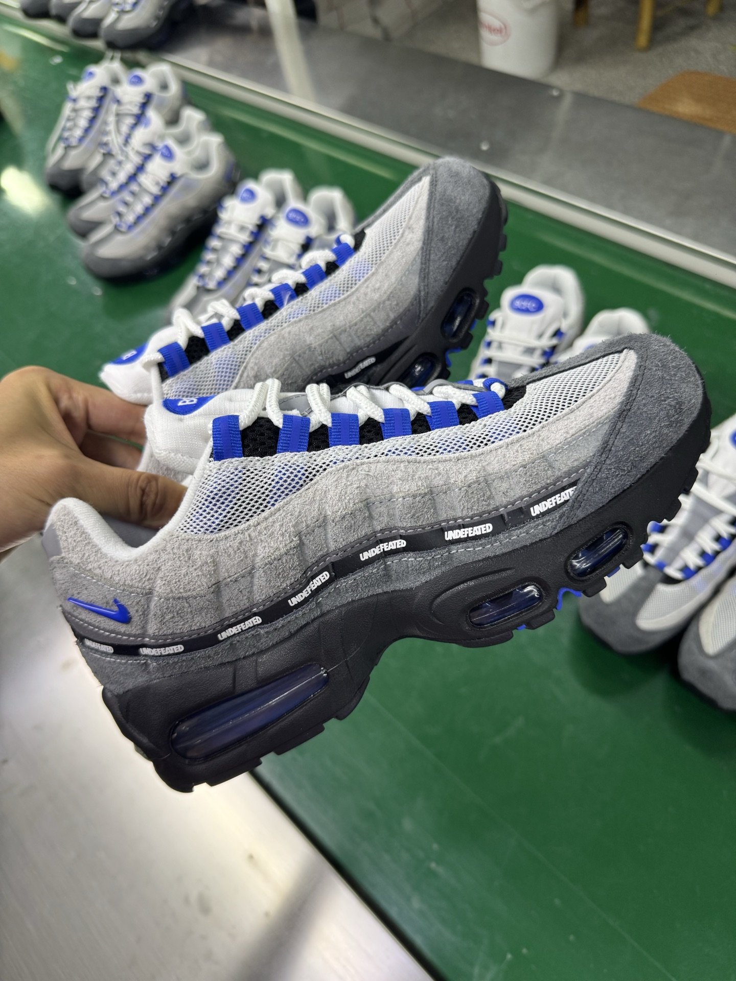 图片[3]-＃SF外贸特供 UNDEFEATED x NK Air Max 95 SP 伯明翰限定 联名灰蓝 IB4523-001 亲自操刀耗时半年开发 重金购买全套印尼原厂纸板楦头开发 2025官方主推系列 致敬诞生30周年的传奇鞋型 Air Max 95 系列再度重磅复刻归来 以全新配色续写光辉历史 更以现代手法重塑经典 将复古风格与前沿科技完美融合 一比一鞋头弧度高度鞋身弧度 东莞原厂模具大底 一码一模 原厂高韧性Tpu 独家供应35.5 45.5 48.5 49.5 50.5 原厂特供同批次皮料与Zp零色差 原厂特供内外标均可过绿X扫描认证 独家原装Big Bubble气垫 气垫体积更大 提供更强的缓震性能和回弹性 进口玻璃冲刀皮料裁剪零毛边 电脑针车工艺 鞋面不留荧光细节 平台可冲 超高鞋面清洁度 最高QC检验标准 控制溢胶瑕疵 每一双都是工艺品 实拍调校N版已经零色差零失真 百分百还原实物色彩所见即所得 不存在货不对板色差等低级问题 选购参考实物拍摄 不混卖不参货 只用心做好货严格选品 承诺混一赔十 尺码：35.5 36 36.5 37.5 38 38.5 39 40 40.5 41 42 42.5 43 44 44.5 45 45.5 46 47.5 48.5 49.5 50.5-选品中心