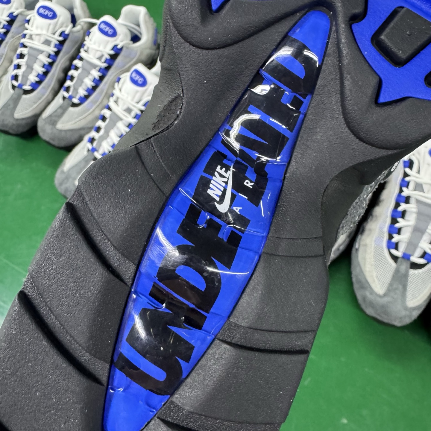 图片[15]-＃SF外贸特供 UNDEFEATED x NK Air Max 95 SP 伯明翰限定 联名灰蓝 IB4523-001 亲自操刀耗时半年开发 重金购买全套印尼原厂纸板楦头开发 2025官方主推系列 致敬诞生30周年的传奇鞋型 Air Max 95 系列再度重磅复刻归来 以全新配色续写光辉历史 更以现代手法重塑经典 将复古风格与前沿科技完美融合 一比一鞋头弧度高度鞋身弧度 东莞原厂模具大底 一码一模 原厂高韧性Tpu 独家供应35.5 45.5 48.5 49.5 50.5 原厂特供同批次皮料与Zp零色差 原厂特供内外标均可过绿X扫描认证 独家原装Big Bubble气垫 气垫体积更大 提供更强的缓震性能和回弹性 进口玻璃冲刀皮料裁剪零毛边 电脑针车工艺 鞋面不留荧光细节 平台可冲 超高鞋面清洁度 最高QC检验标准 控制溢胶瑕疵 每一双都是工艺品 实拍调校N版已经零色差零失真 百分百还原实物色彩所见即所得 不存在货不对板色差等低级问题 选购参考实物拍摄 不混卖不参货 只用心做好货严格选品 承诺混一赔十 尺码：35.5 36 36.5 37.5 38 38.5 39 40 40.5 41 42 42.5 43 44 44.5 45 45.5 46 47.5 48.5 49.5 50.5-选品中心