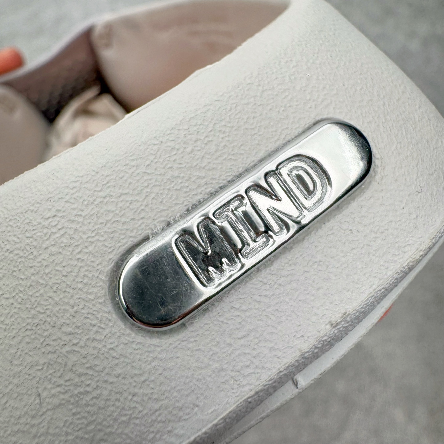 ＃ 莞产 NK Mind 001 舒适贴合科技风无特殊功能包头按摩拖鞋 浅烟灰色 HQ4307-003 