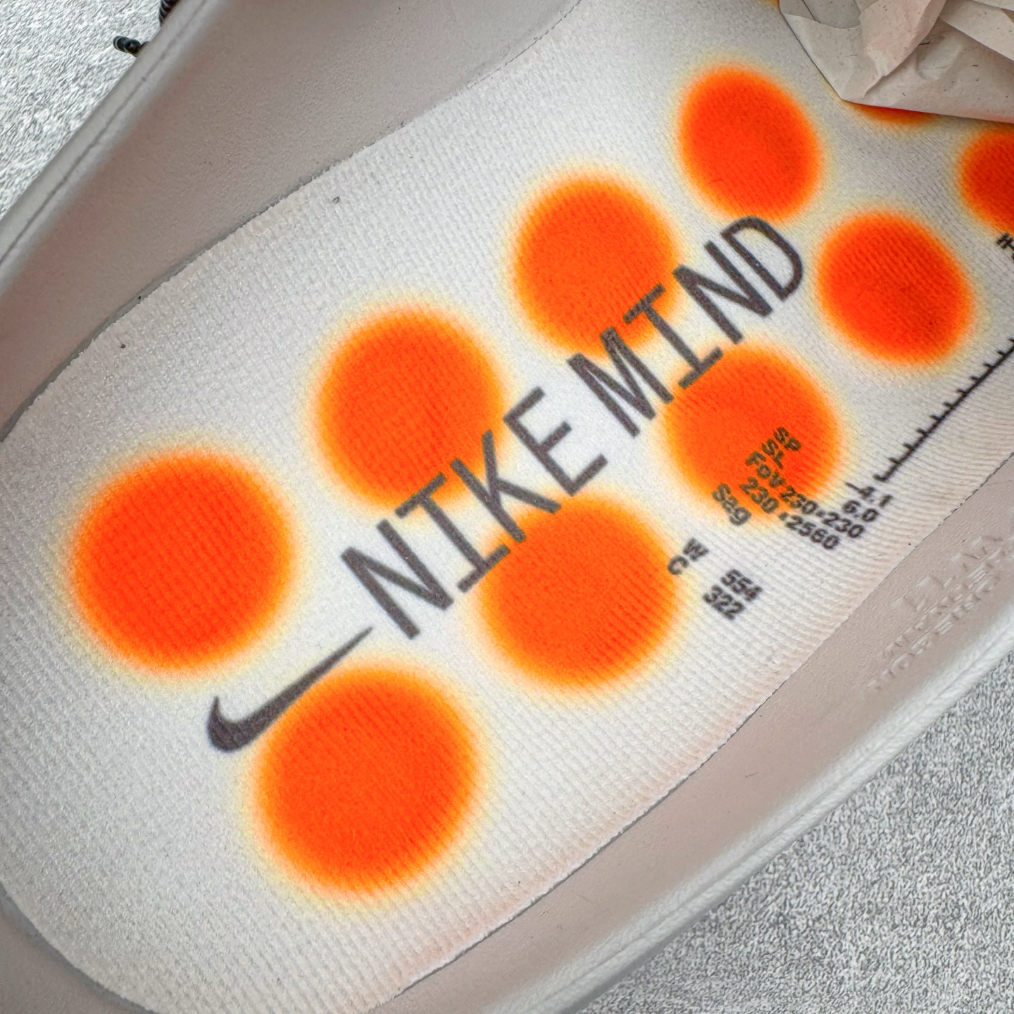 ＃ 莞产 NK Mind 001 舒适贴合科技风无特殊功能包头按摩拖鞋 浅烟灰色 HQ4307-003 