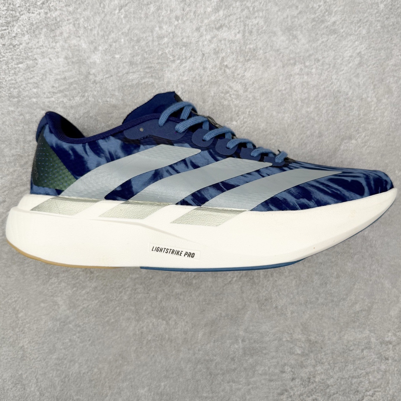 AD Adizero EVO SL W 马拉松竞速专业跑鞋 CELERMESH针织网面非常轻薄 纤维间的