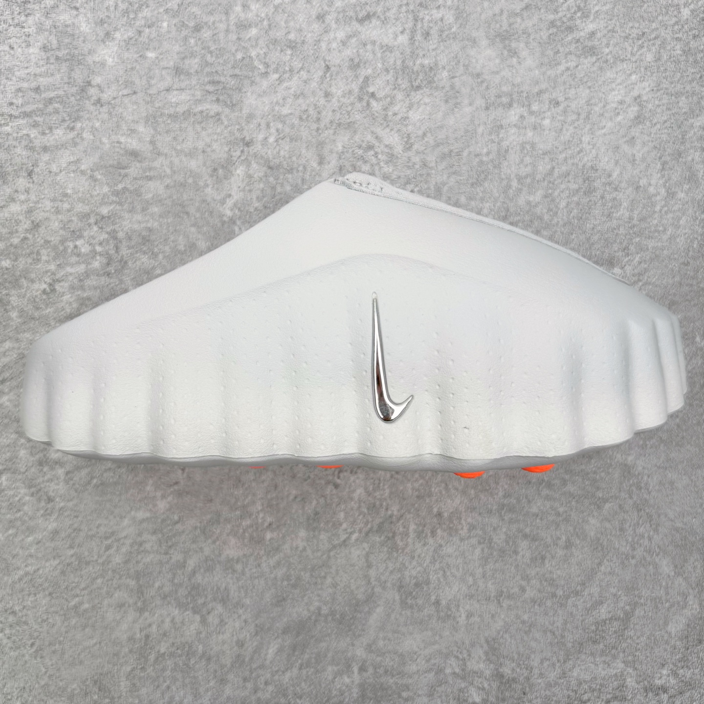 ＃GD莞产童鞋 NK Mind 001 黑科技足底按摩舒适贴合训练鞋 该系列首作 Mind 001 从神经科学中汲取灵感，打造出一款不仅外观独特，更能为穿着者带来别样感知体验的球鞋，此次新作将继续延续此核心方向。历时十年打磨的 Mind 系列，承载着 Nike 对未来鞋款的愿景呈现。系列中的每双鞋，外底均由 22 个独立泡沫结节构成，旨在模拟赤足般的体验。这些结节通过与足底感官感受器的相互作用，从而促进人体的自然步态。实拍调校N版已经零色差零失真 百分百还原实物色彩所见即所得 不存在货不对板色差等低级问题 选购参考实物拍摄 不混卖不参货 只用心做好货严格选品 承诺混一赔十 偏小一码 尺码：30 31 32 33 34 35-选品中心