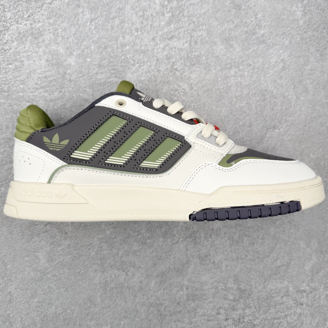 AD Originals DROP STEP Low 2.0 三叶草新款 低帮校园休闲运动板鞋 汇聚80和90年代篮球鞋设计含纹理感皮革和绒面革混合鞋面 缀撞色细节 造型复古 搭配加衬及踝鞋领和乙烯乙酸乙烯酯(EVA)插片 脚感舒适 让复古篮球风伴你出 尺码：36 36²/₃ 37¹/₃ 38 38²/₃ 39¹/₃ 40 40²/₃ 41¹/₃ 42 42²/₃ 43¹/₃ 44 44²/₃ 45¹/₃-选品中心