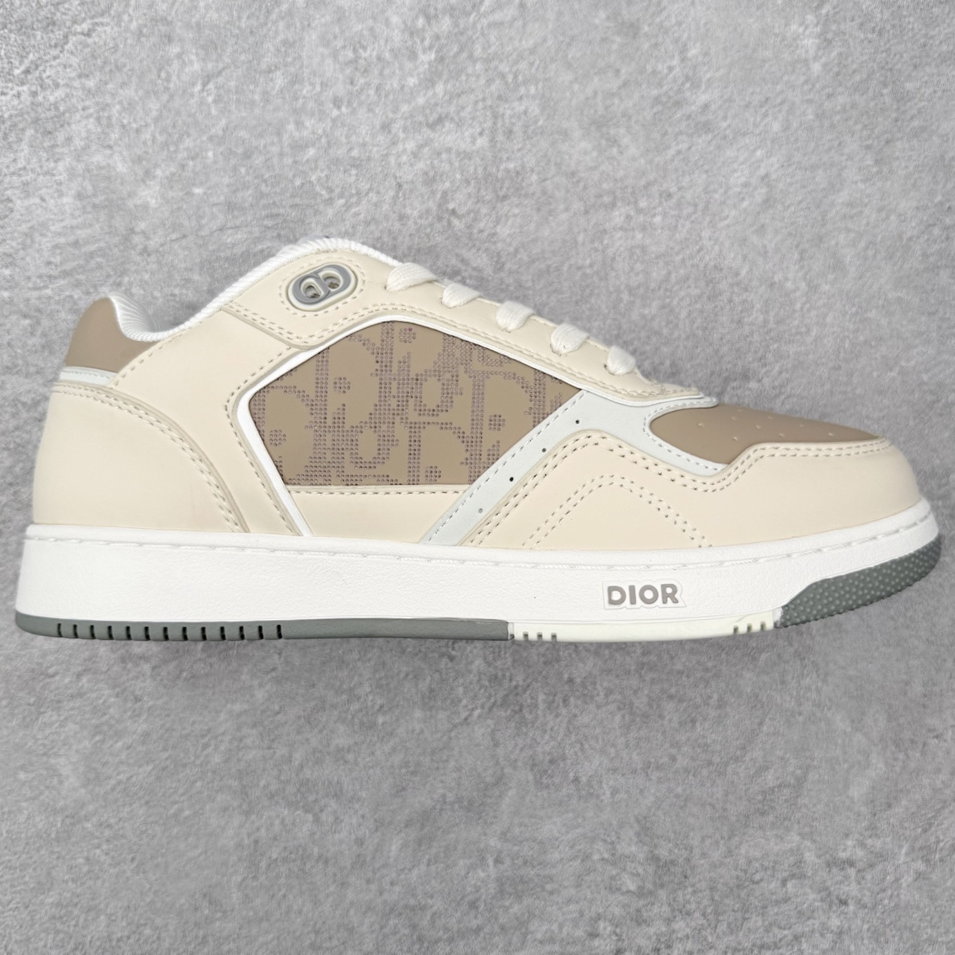 ＃TG福利特价 DIOR 迪奥 B27 低帮经典奢侈品休闲运动板鞋 全码套现 长期补货中 东莞大厂生产 品质货真价实 代购级别 市面顶级版本 Oblique印花电秀 长时售卖 退换率超低这款B27运动鞋是DIOR的经典单品 和迪奥光滑牛皮革精心制作，侧面饰以米色和黑色提花Oblique印花镶边（激光冲孔）搭配CD lcon孔眼，双色橡胶鞋底，鞋舌和后跟处均饰以标志性细节，更显精致，时尚百搭，可为各种造型增光添彩 蓝色 奶油白色和迪奥灰光滑牛皮革 米色和黑色提花面料oblique印花 鞋底和鞋眼饰以DIOR标志 系带开合搭配CD·lcon孔眼网眼织物里料 双色橡胶外底 侧面缝线拼接结构 含防尘袋和一对鞋带 全套意大利正品包装 尺码 35 36 37 38 39 40 41 42 43 44 45-选品中心