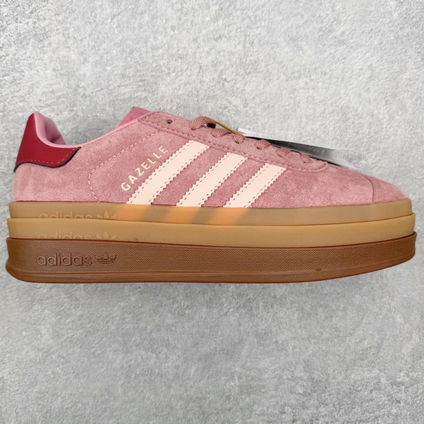 AD Originals Gazelle Bold W 羚羊松糕系列复古百搭厚底增高低帮休闲运动板鞋 新的一年就要换新的打扮啦！除了设定变美、健身、减肥等目标外，你已经可以利用鞋子来“偷偷改善身材比例”的愿望了！ 因为有一句话。身高不够。鞋子来凑~赶快入手以下各大运动品牌最新推出的“厚底增高运动鞋”吧。 是最好穿最百搭的长腿神器。 重点是……不仅价格不错～鞋子也不错啊！Originals的Gazelle Bold鞋款打造出「超厚底版本」！延续流线鞋型、经典麂皮材质、白色三条线和侧面烫金标志的复古外型，奶油白鞋底高度直接乘3，出门搭上它，保证一路步步高升。尺码：36 36⅔ 37⅓ 38 38⅔ 39⅓ 40⅓ 40⅔ 41⅓-选品中心
