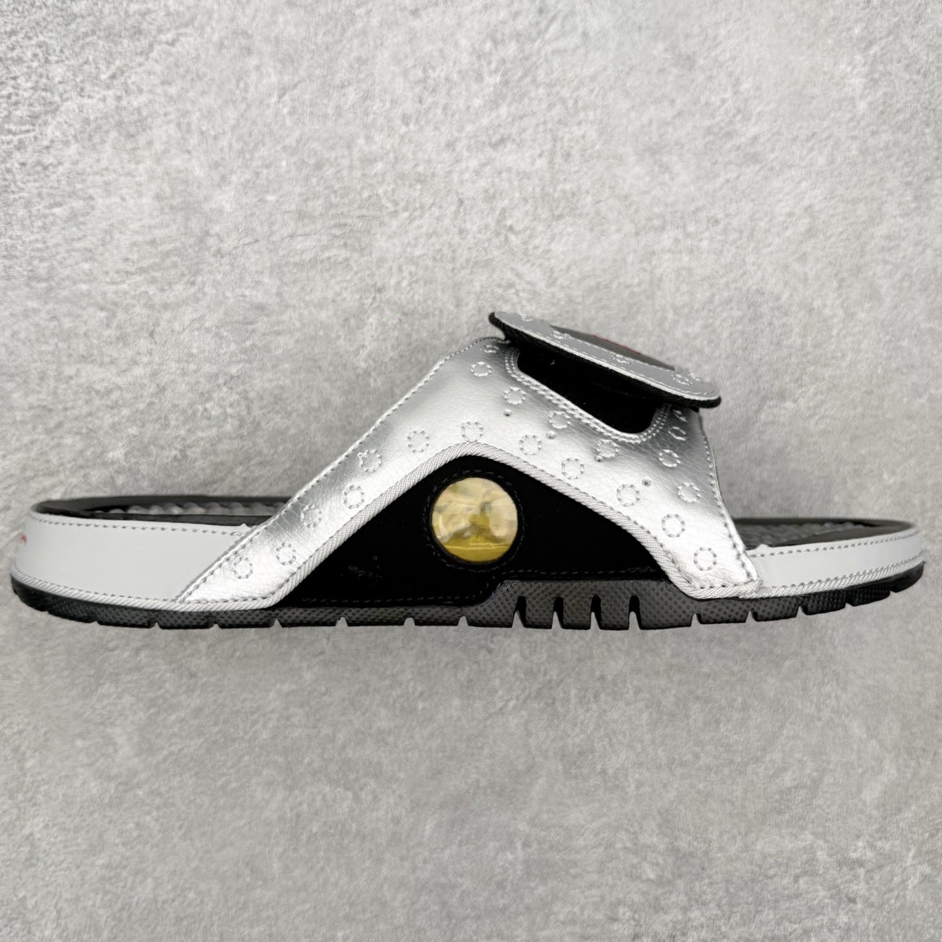 Air Jordan Hydro XIII Retro Slides AJ13运动拖鞋 经典的13代配色装扮 加上可调节的搭带 TPR 按摩内底和 Phylon 缓震鞋底 以高规格的配置带来非凡舒适的穿着体验 作为AJ的铁杆粉丝 这份夏日精品想必无法忽视！尺码：36 36.5 37.5 38 38.5 39 40 40.5 41 42 42.5 43 44 44.5 45 46 47.5-选品中心