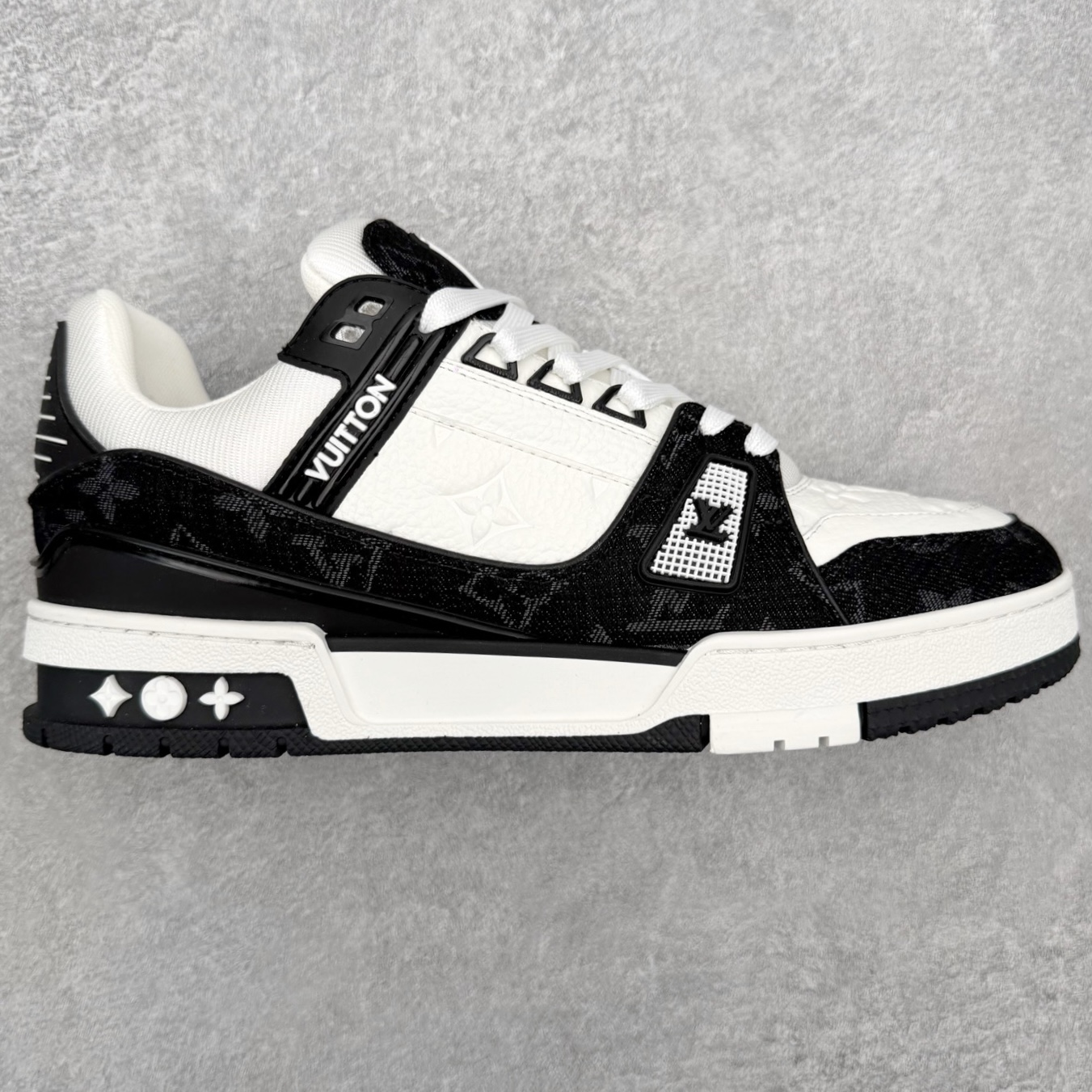 ＃F版 Louis Vuitton Trainer lv时装走秀运动鞋 完美鞋型超高的清洁度 零毛边线头瑕疵 全套原楦原纸版原鞋开模 全网最具灵魂的版型 正确原装黄色鞋盒 正确中底印花 鞋面印花3D高频深度立体 全鞋电脑针车 紧密相连 针距密度一致 环保乳胶注塑鞋垫 厚度脚感还原原版 皮面裁剪部位 统一油边封口工艺 原装橡胶大底含胶量大底组合零偏差 专柜全套包装 防尘袋 说明书 质保卡 男女鞋 尺码：35 36 37 38 39 40 41 42 43 44 45-选品中心
