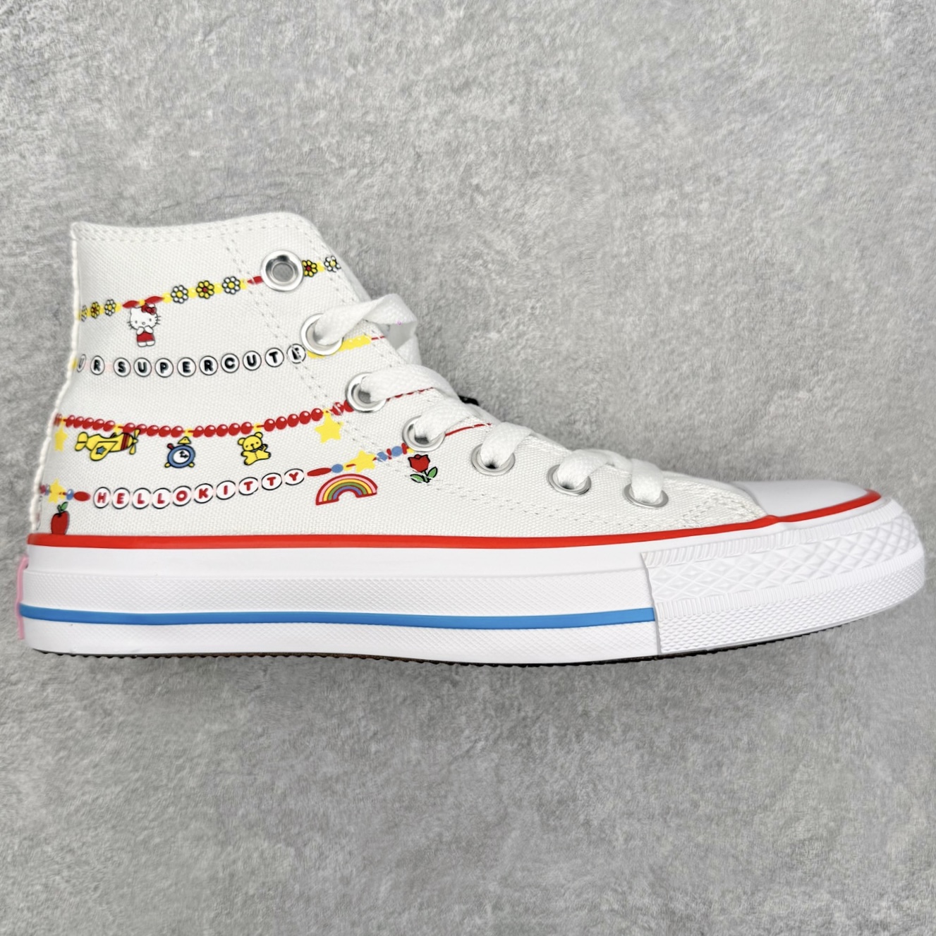 Converse × Hello Kitty AND Friends Chuck Taylor All Star Hi 匡威官方新款 三丽鸥联名 梦幻联动‼️ All Star经典鞋型自带增高buff 奶白鞋身挂满链子的可爱元素 印满Kitty头像 彩虹和小蝴蝶结 侧边红蓝撞色条纹直接戳中复古甜妹审美 搭配4枚定制鞋花 可爱随心搭配 货号：A17699C 尺码：35 36 36.5 37 37.5 38 39 39.5 40 41-选品中心