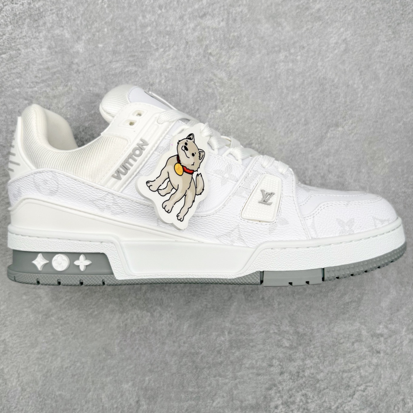 ＃F版 Louis Vuitton Trainer lv时装走秀运动鞋 完美鞋型超高的清洁度 零毛边线头瑕疵 全套原楦原纸版原鞋开模 全网最具灵魂的版型 正确原装黄色鞋盒 正确中底印花 鞋面印花3D高频深度立体 全鞋电脑针车 紧密相连 针距密度一致 环保乳胶注塑鞋垫 厚度脚感还原原版 皮面裁剪部位 统一油边封口工艺 原装橡胶大底含胶量大底组合零偏差 专柜全套包装 防尘袋 说明书 质保卡 男女鞋 尺码：35 36 37 38 39 40 41 42 43 44 45-选品中心
