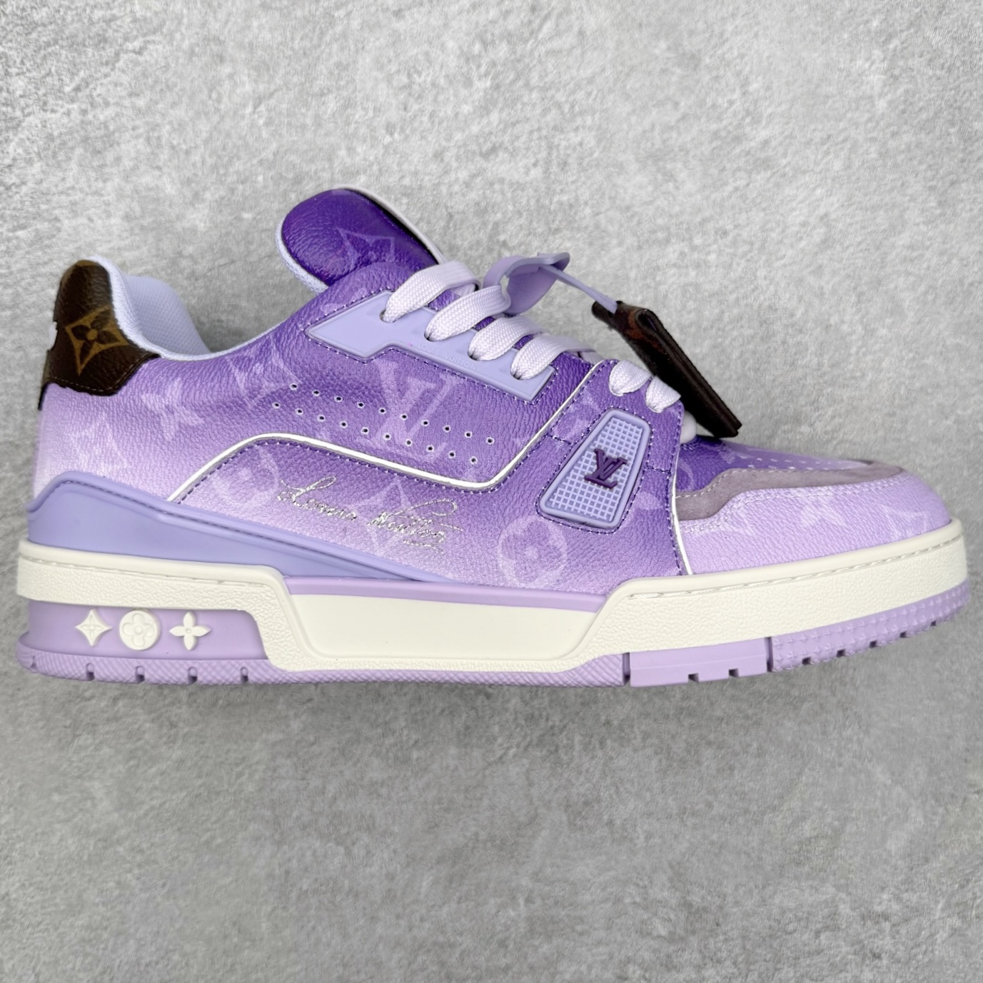 ＃F版 Louis Vuitton Trainer lv时装走秀运动鞋 完美鞋型超高的清洁度 零毛边线头瑕疵 全套原楦原纸版原鞋开模 全网最具灵魂的版型 正确原装黄色鞋盒 正确中底印花 鞋面印花3D高频深度立体 全鞋电脑针车 紧密相连 针距密度一致 环保乳胶注塑鞋垫 厚度脚感还原原版 皮面裁剪部位 统一油边封口工艺 原装橡胶大底含胶量大底组合零偏差 专柜全套包装 防尘袋 说明书 质保卡 男女鞋 尺码：35 36 37 38 39 40 41 42 43 44 45-选品中心
