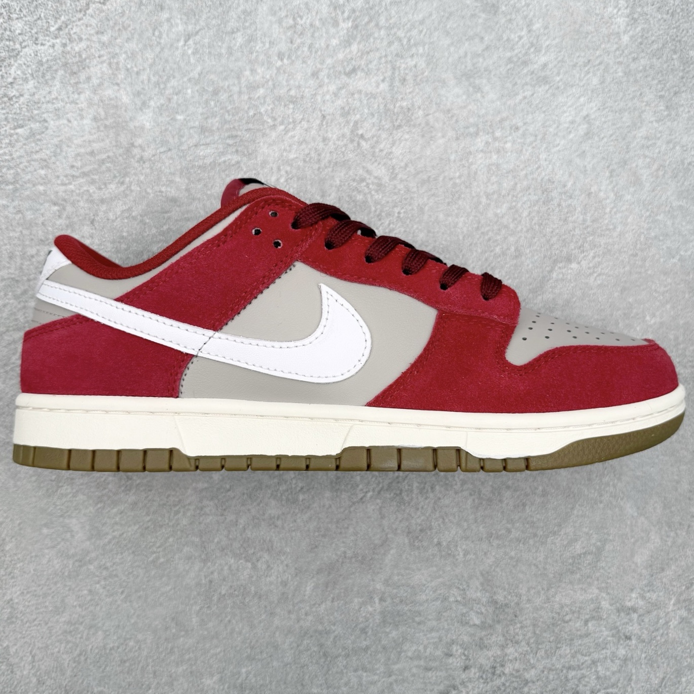 ＃YC纯原 NK Dunk Low 校园风 红白 IB6399-004 实力大厂出品 新配色陆续开发 利润个位数只为口碑 全套原纸板楦头开发 确保原汁原味 完美呈现DUNK版型 一比一鞋头弧度高度鞋身弧度 此版本只针对中端市场 皮料材质有所更替 其他数据细节工艺流程均保持一致 绝不口嗨 细节品控鞋型随意对比 独家私模官方第六代原厂航空铝磨具打磨大底 鞋头坡度极致还原 无解鞋型 原盒原配 圈内天花板工艺 原厂玻璃冲刀 超高清洁度 全鞋零毛边皮料切割 原厂中底布点胶 中底布拉帮走线遵循公司 尺码：36 36.5 37.5 38 38.5 39 40 40.5 41 42 42.5 43 44 44.5 45 46-选品中心