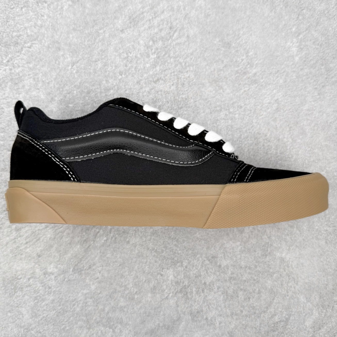 Vans Knu Skool 黑生胶万斯低帮复古休闲胖胖面包鞋肥胖版大LOGO原版全皮猪八面料货号：VN