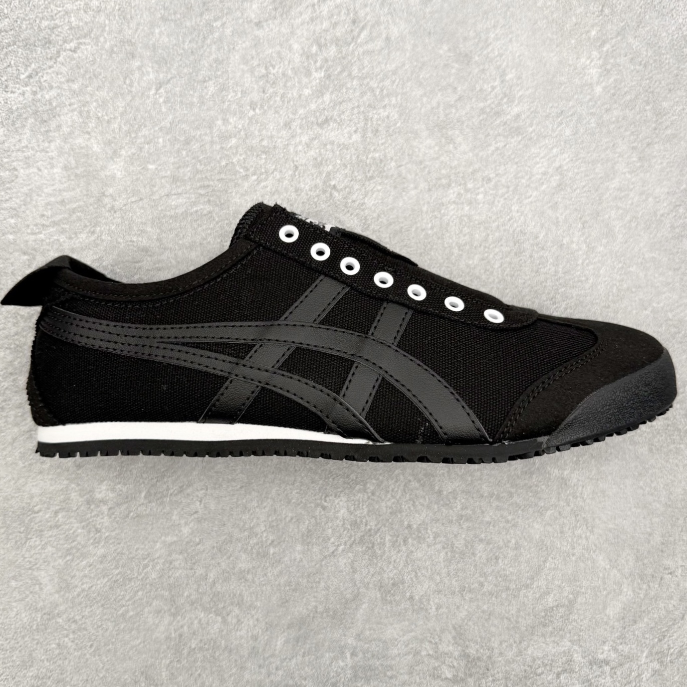＃C版 Asics Onitsuka Tiger MEXICO 66 亚瑟士鬼冢虎复古经典板鞋 市场王者选手 海外订单工厂出品 长期生产补货永不断码 超成熟稳定的做工品控 原装全套纸板楦头开发 原汁原味 完美呈现版型 私模正确鞋底咬花纹路 一比一鞋头弧度高度鞋身弧度 绝不口嗨 细节品控鞋型随意秒杀市面 原档咬花纹路私模大底 一个单元有六个三角形 总体形拼接呈现花瓣状 官方四联吊牌 原装Ortholite轻量化鞋垫 原盒原配 质保卡 说明书 钢印防尘纸 纸板中底带钢印 乳胶组合鞋垫 支持全方位的对比专柜 产品从款式颜色造型上体现出追求舒适和细节的完美 鞋类更是推崇手工制作的严谨与完美 融舒适性与可穿性的设计风格 注重细节的完美和别致魅力 既保持稳重 又不失轻松的时尚感 尺码：36 37 37.5 38 39 39.5 40 40.5 41.5 42 42.5 43.5 44 45-选品中心
