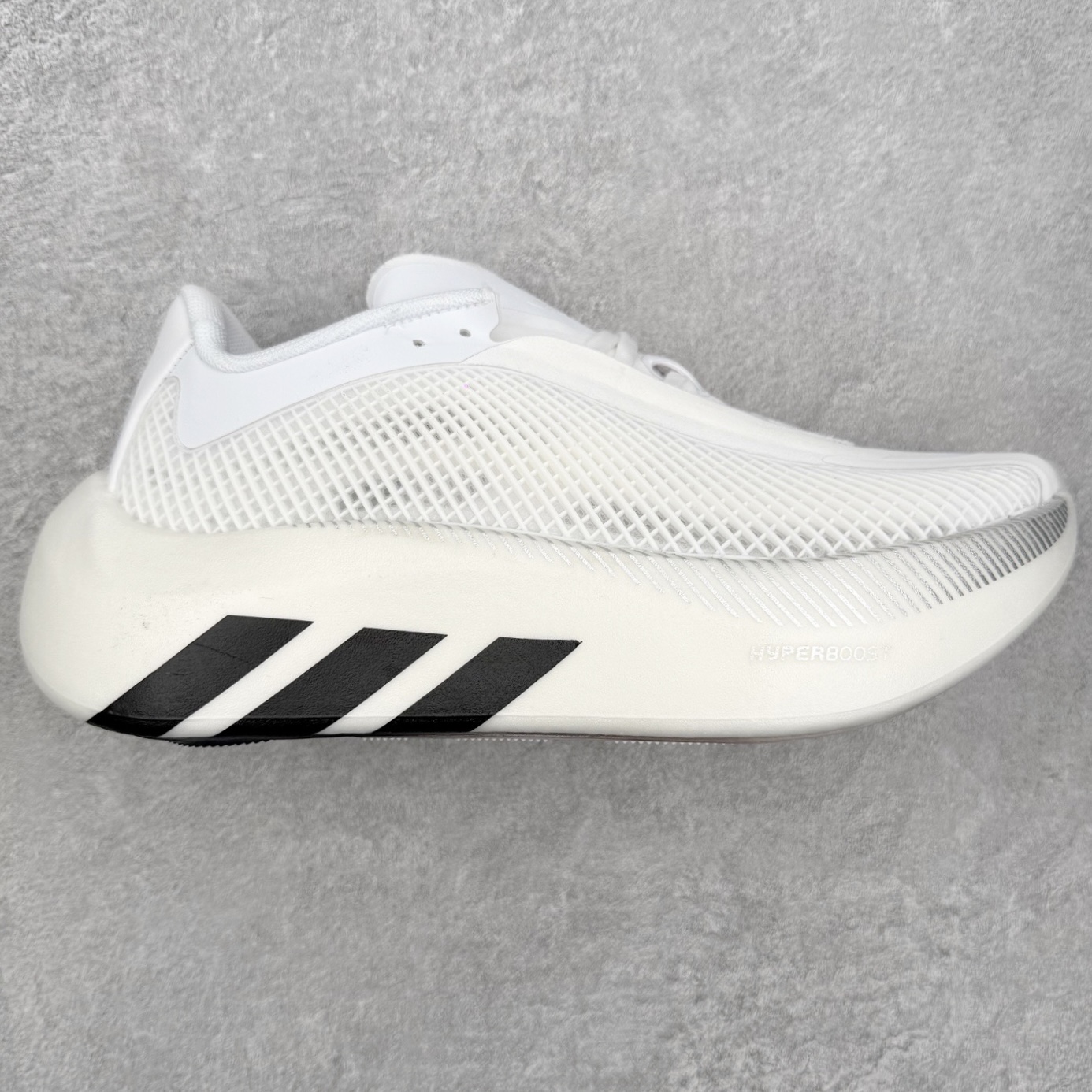 AD Hyperboost Edge 爆米花缓震舒适贴合跑步鞋 在 BOOST 之前冠以了 “HYPER