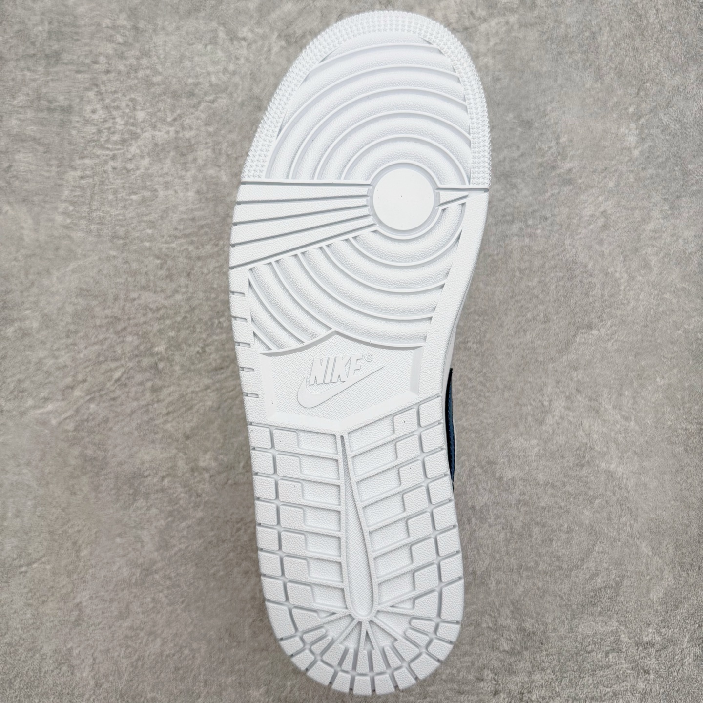 Air Jordan AJ1 Low 低帮 浅蓝白 -400 终端优势供应 市面中低帮最具代表性版本没有