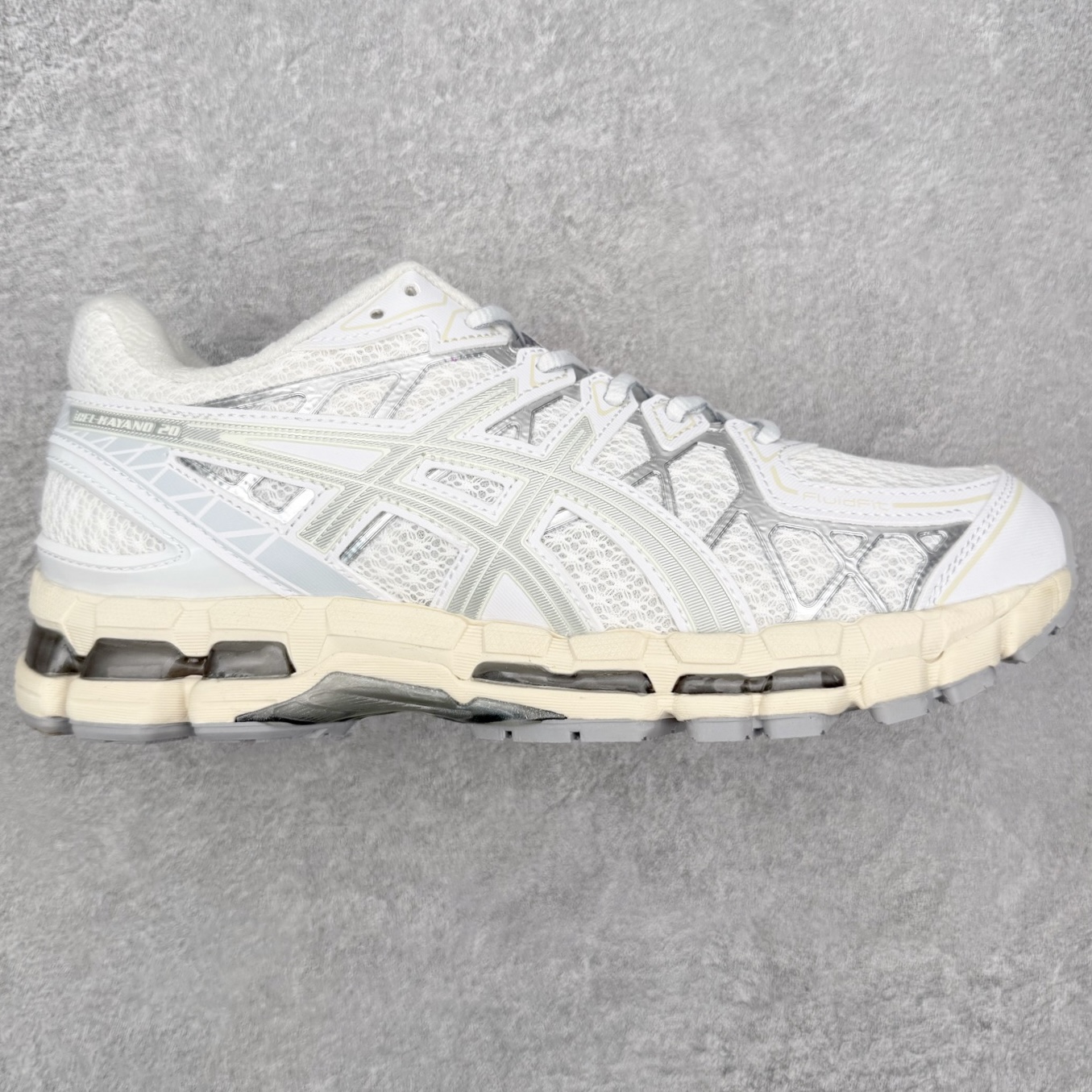 Asics Gel-kayano 20 亚瑟士舒适时尚低帮跑步鞋 GEL-KAYANO 20代问世于2013年以卓越的缓冲性能在长跑领域而闻名 该鞋款拥抱建筑美学 从建筑物和汽车中汲取设计灵感 富有科技感的外观造型 多功能性满足日常生活的使用需求 ASICS（亚瑟士）是日本实业家鬼冢喜八郎创立的跑鞋运动品牌，名字想法源自著名的拉丁谚语“AnimaSana In Corpore Sano”，意为“健全的精神寓于强健的体魄”。正如其名字的含义，ASICS亚瑟士一直坚信保持身体的健康与活力是打造健康快乐的生活方式的最佳途径。亚瑟士的跑鞋、篮球鞋等系列集专业与美貌于一身，拥有极高的热度。2016年，ASICS在“2016年日本最佳全球品牌”排行榜名列第17名。尺码：36 37 37.5 38 39 39.5 40 40.5 41.5 42 42.5 43.5 44 44.5 45-选品中心