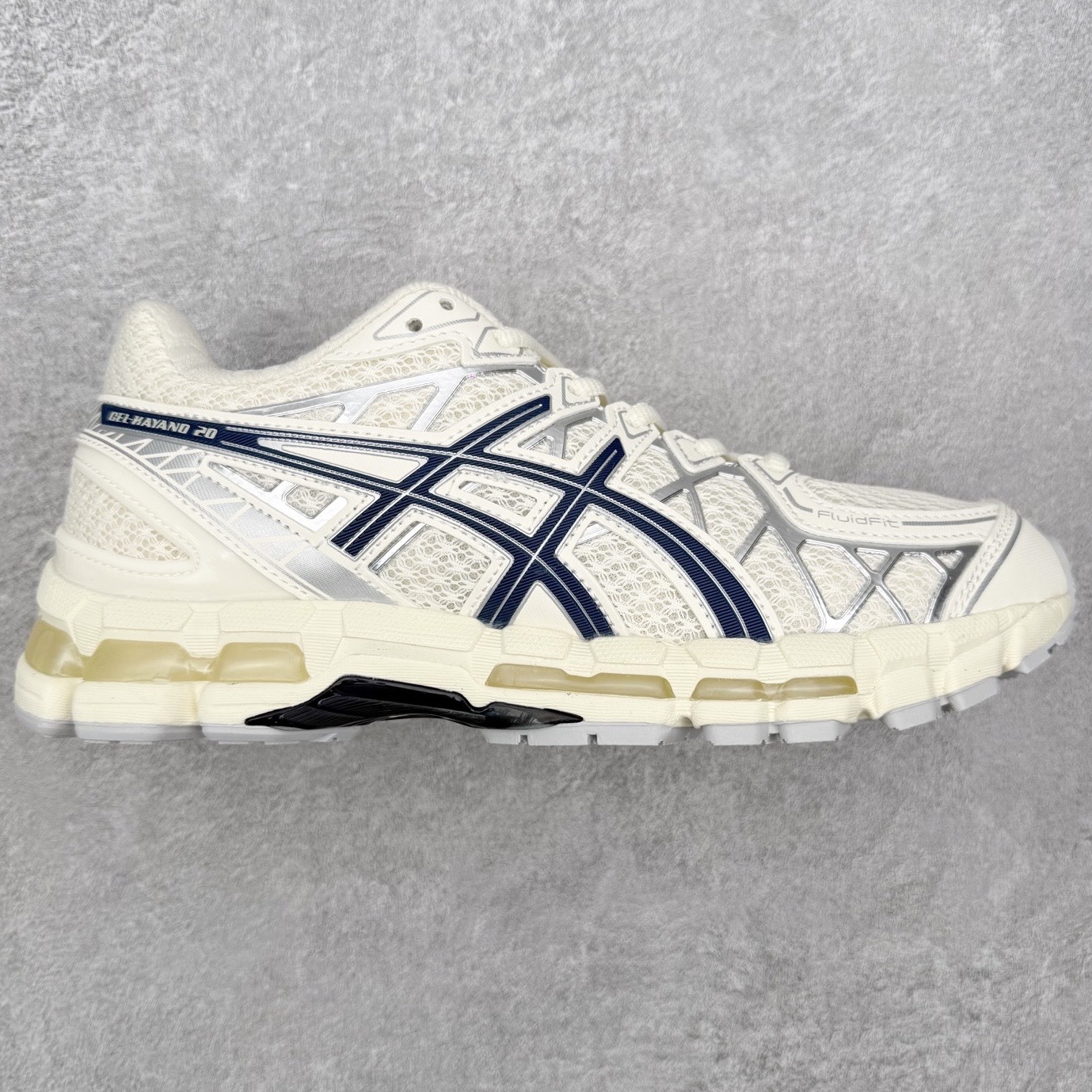 Asics Gel-kayano 20 亚瑟士舒适时尚低帮跑步鞋 GEL-KAYANO 20代问世于2013年以卓越的缓冲性能在长跑领域而闻名 该鞋款拥抱建筑美学 从建筑物和汽车中汲取设计灵感 富有科技感的外观造型 多功能性满足日常生活的使用需求 ASICS（亚瑟士）是日本实业家鬼冢喜八郎创立的跑鞋运动品牌，名字想法源自著名的拉丁谚语“AnimaSana In Corpore Sano”，意为“健全的精神寓于强健的体魄”。正如其名字的含义，ASICS亚瑟士一直坚信保持身体的健康与活力是打造健康快乐的生活方式的最佳途径。亚瑟士的跑鞋、篮球鞋等系列集专业与美貌于一身，拥有极高的热度。2016年，ASICS在“2016年日本最佳全球品牌”排行榜名列第17名。尺码：36 37 37.5 38 39 39.5 40 40.5 41.5 42 42.5 43.5 44 44.5 45-选品中心