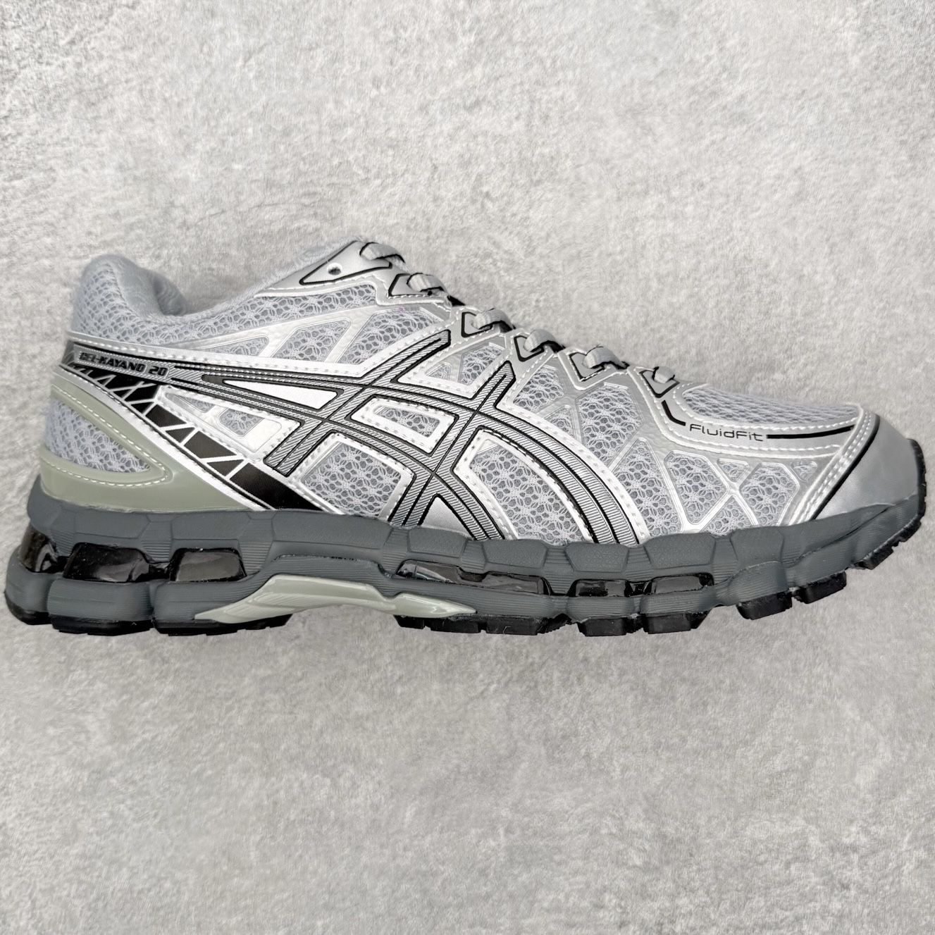Asics Gel-kayano 20 亚瑟士舒适时尚低帮跑步鞋 GEL-KAYANO 20代问世于2013年以卓越的缓冲性能在长跑领域而闻名 该鞋款拥抱建筑美学 从建筑物和汽车中汲取设计灵感 富有科技感的外观造型 多功能性满足日常生活的使用需求 ASICS（亚瑟士）是日本实业家鬼冢喜八郎创立的跑鞋运动品牌，名字想法源自著名的拉丁谚语“AnimaSana In Corpore Sano”，意为“健全的精神寓于强健的体魄”。正如其名字的含义，ASICS亚瑟士一直坚信保持身体的健康与活力是打造健康快乐的生活方式的最佳途径。亚瑟士的跑鞋、篮球鞋等系列集专业与美貌于一身，拥有极高的热度。2016年，ASICS在“2016年日本最佳全球品牌”排行榜名列第17名。尺码：36 37 37.5 38 39 39.5 40 40.5 41.5 42 42.5 43.5 44 44.5 45-选品中心