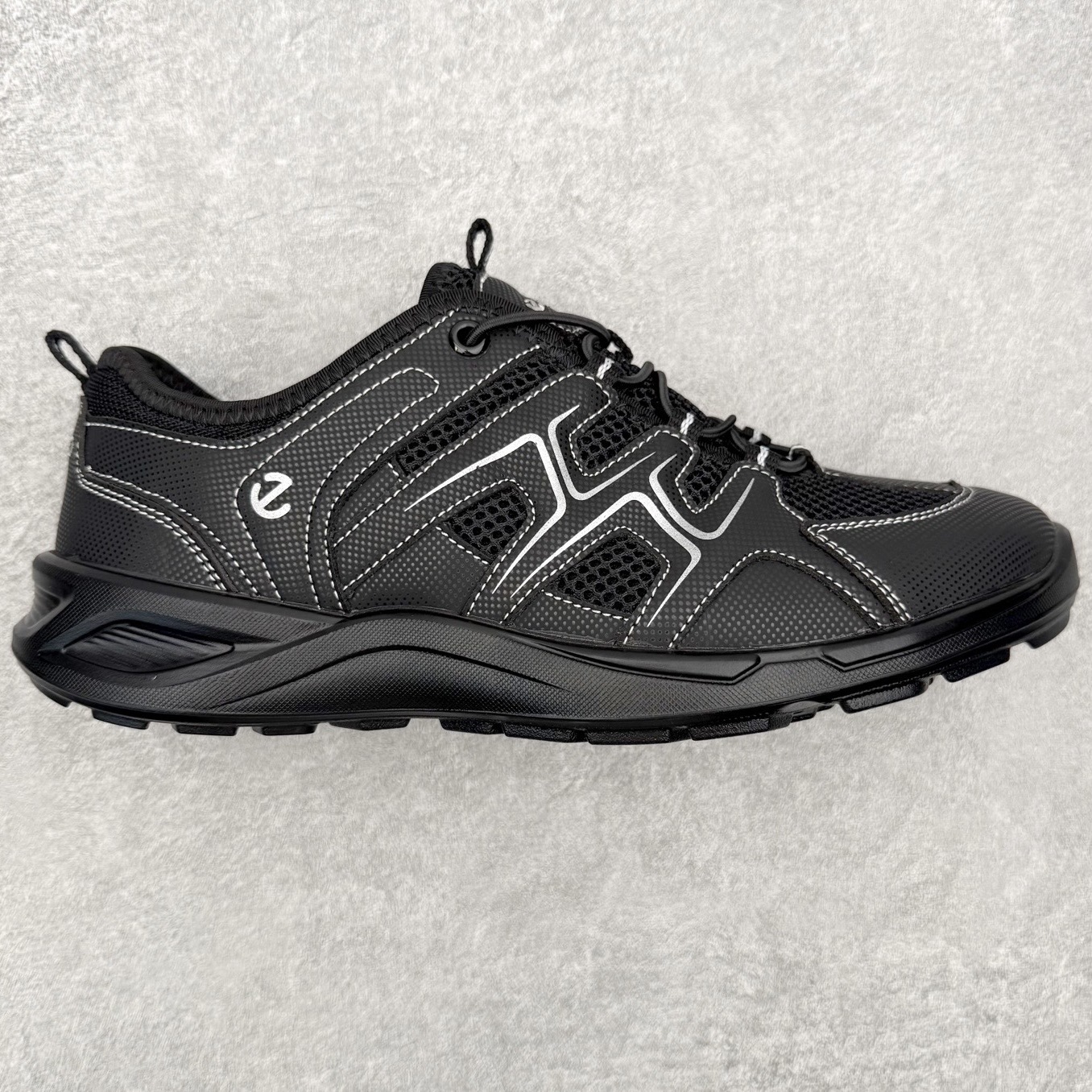 ecco爱步 BIOM LITE W 25秋舒适百搭时尚气质低帮生活休闲鞋 ECCO以三大核心特征为依托：北欧设计风格、鞋履制作、积极的生活方式。北欧设计风格：北欧设计特点是独特、有格调、实用和简约，并且品质优良。鞋履制作：ECCO钟爱鞋履制作以及一切与鞋履制作相关的事物。积极的生活方式：ECCO的创始人希望制作出的鞋履无需磨合，即可完美贴合脚型，帮助人们享受行走的乐趣。ECCO的成功源自其产品质量和创新的技术水平，恪守“鞋遵循双足”的设计理念，将的舒适度和风格融为一体。ECCO跑遍全世界寻找创新的原料。从制革制鞋一体化的设置，源头上控制皮革质量，确保对人体无害。 尺码：38 39 40 41 42 43 44 （皮鞋码）-选品中心