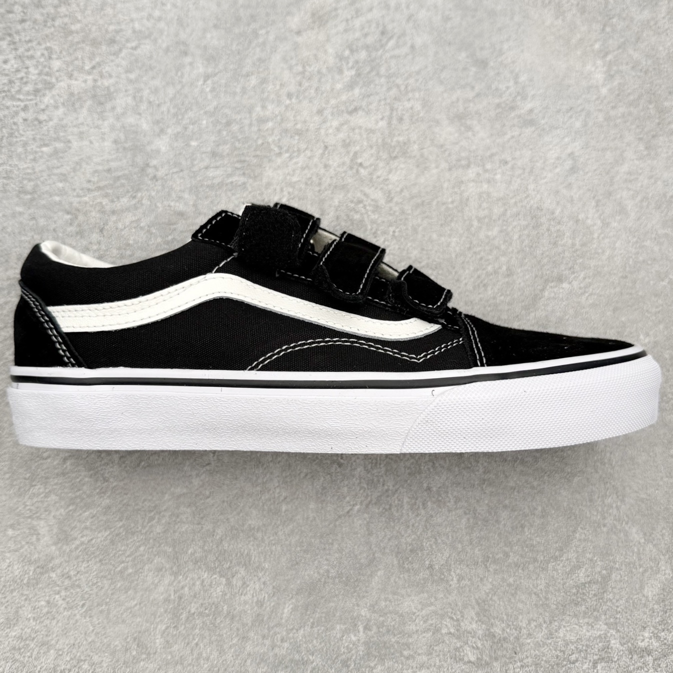 Vans Old Skool 经典黑白 魔术贴经典黑白搭配魔术贴设计 穿脱省心 麂皮搭配帆布材质透气不闷