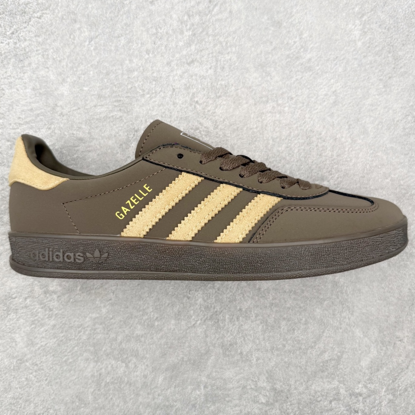 AD Gazelle Indoor Trainers 羚羊内训系列低帮复古百搭休闲运动德训风板鞋 JQ8