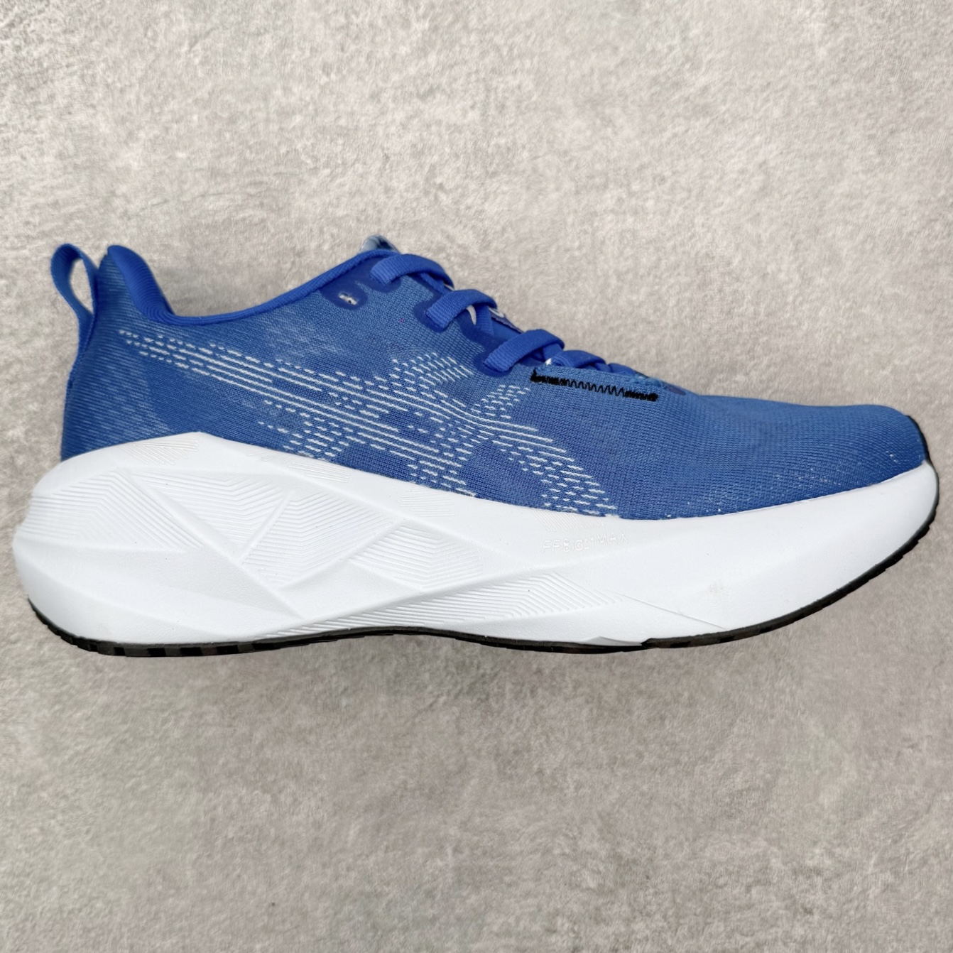 ＃XN ASICS NOVABLAST 5 舒适百搭低帮马拉松训练竞速跑步鞋 ASICS（亚瑟士）是日本