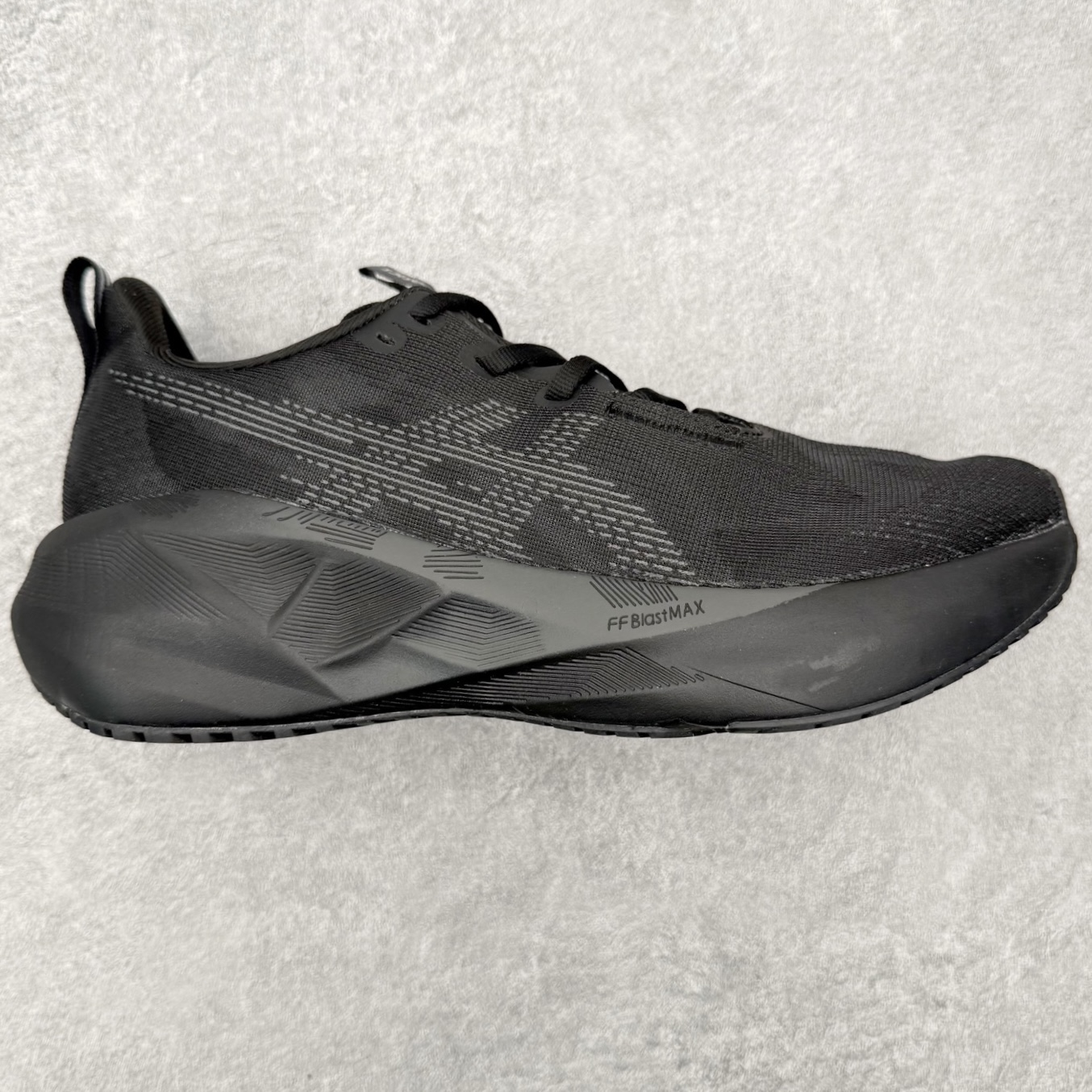 ＃XN ASICS NOVABLAST 5 舒适百搭低帮马拉松训练竞速跑步鞋 ASICS（亚瑟士）是日本