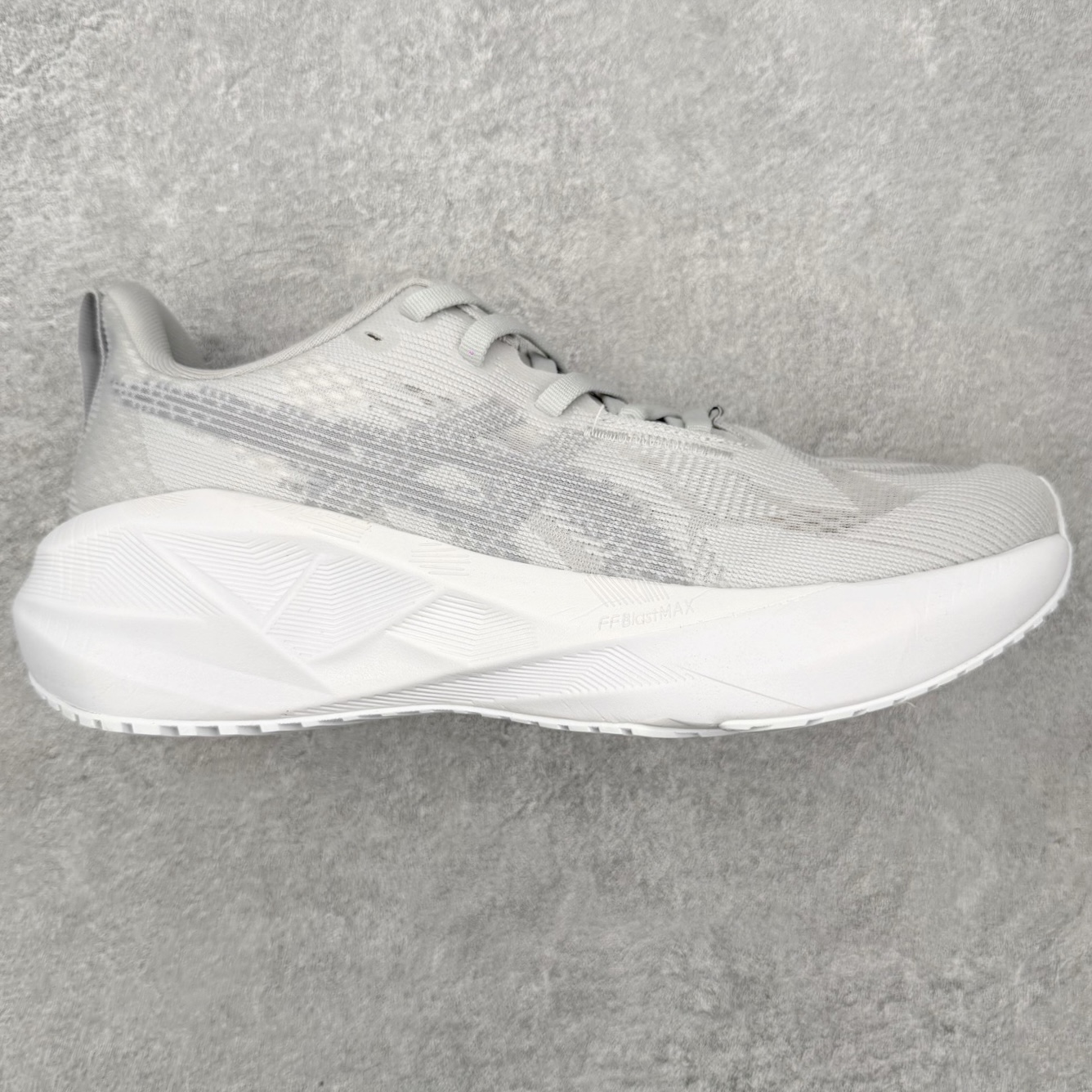 ＃XN ASICS NOVABLAST 5 舒适百搭低帮马拉松训练竞速跑步鞋 ASICS（亚瑟士）是日本