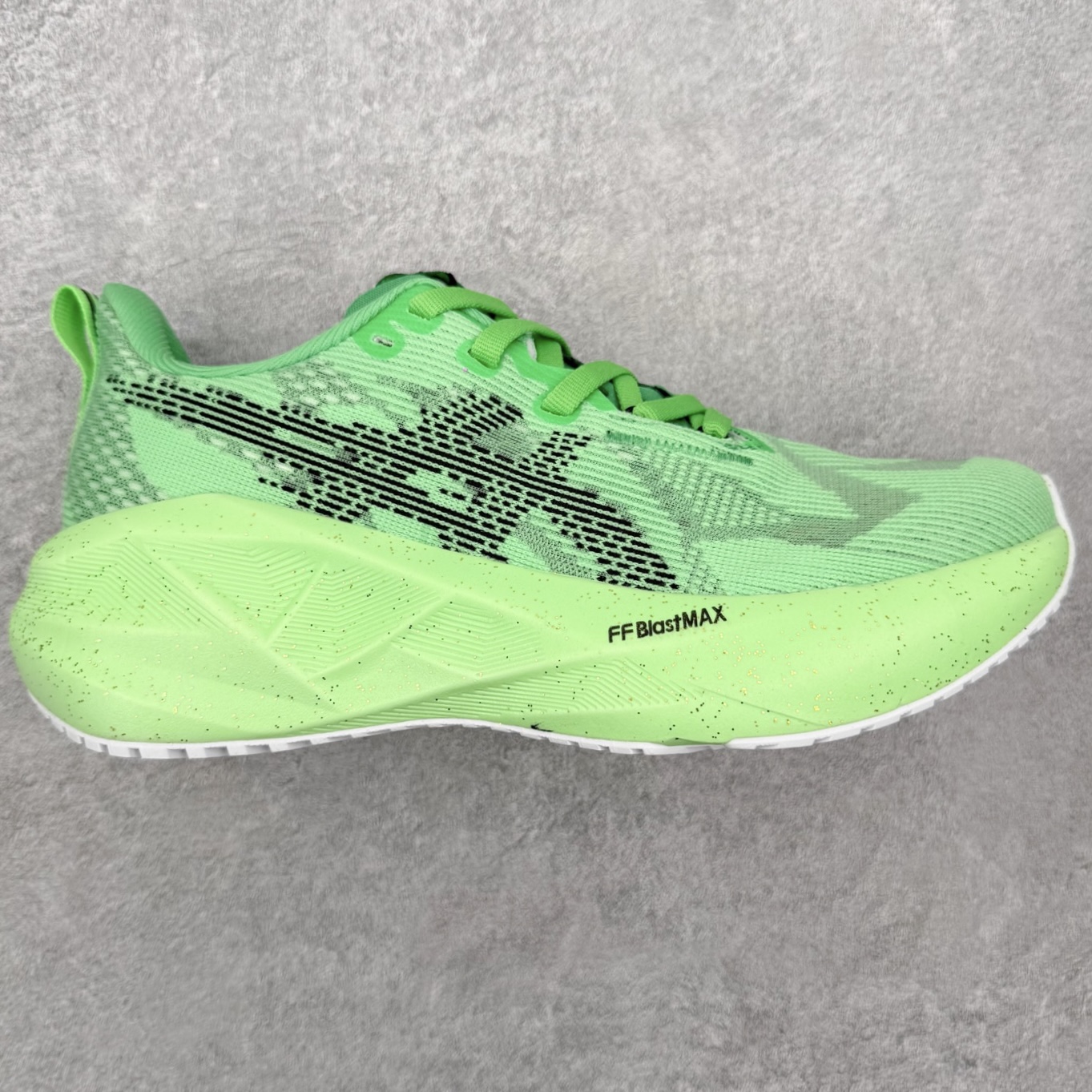 ＃XN ASICS NOVABLAST 5 舒适百搭低帮马拉松训练竞速跑步鞋 ASICS（亚瑟士）是日本