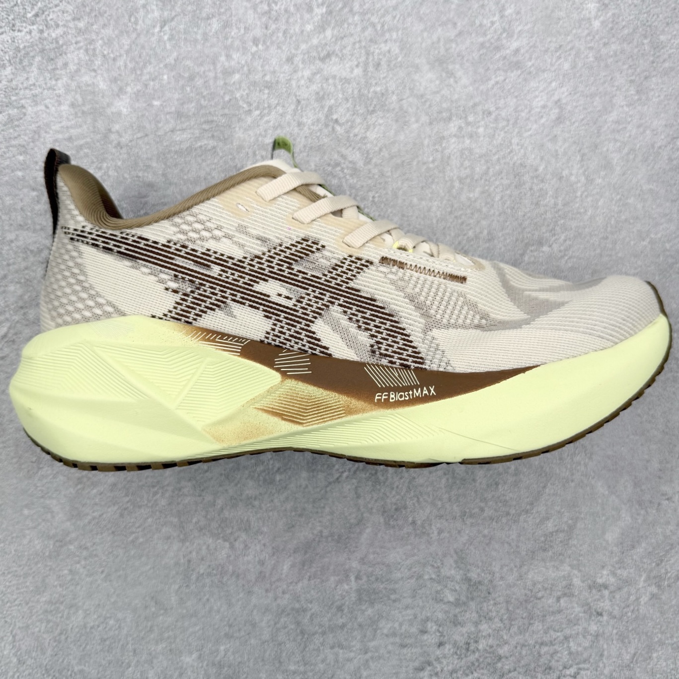 ＃XN ASICS NOVABLAST 5 舒适百搭低帮马拉松训练竞速跑步鞋 ASICS（亚瑟士）是日本