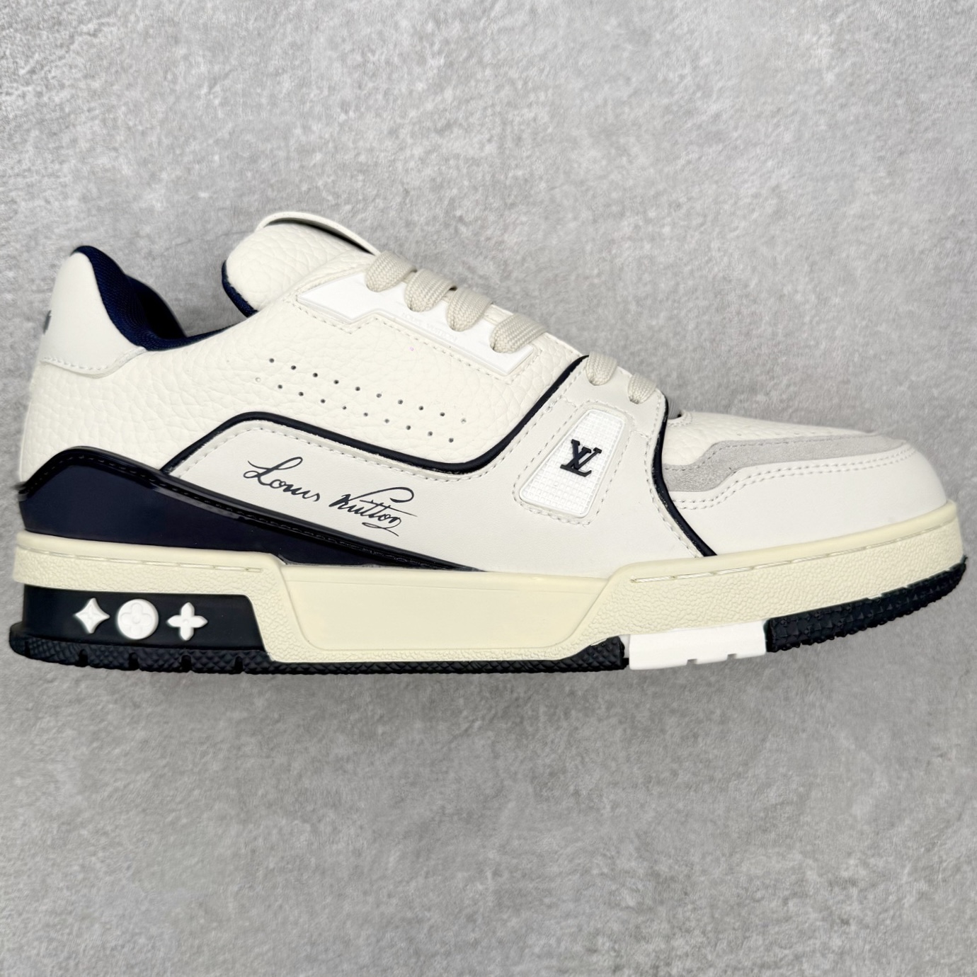 ＃AL佛山性价比 Louis Vuitton Trainer lv时装走秀运动鞋板鞋 佛山全套纸板大底数据开发 广东标配礼盒包装配件 皮料有所替换 性价比批次 口碑实力大厂出品 出货即市场巅峰 全套原纸板楦头开发 原汁原味 完美呈现版型 原数据独家私模大底 超高清洁度 极限压缩成本 超级跑量款式 全套原楦原纸版原鞋开模 独家磨具开发男女鞋 全网最具灵魂的版型 正确原装黄色鞋盒 正确中底印花 鞋面印花3D高频深度立体 全鞋电脑针车 紧密相连 针距密度一致 环保乳胶注塑鞋垫 厚度脚感还原原版 皮面裁剪部位 统一油边封口工艺 原装橡胶大底含胶量大底组合零偏差 专柜全套包装 防尘袋 说明书 质保卡 尺码：36 37 38 39 40 41 42 43 44 45-选品中心