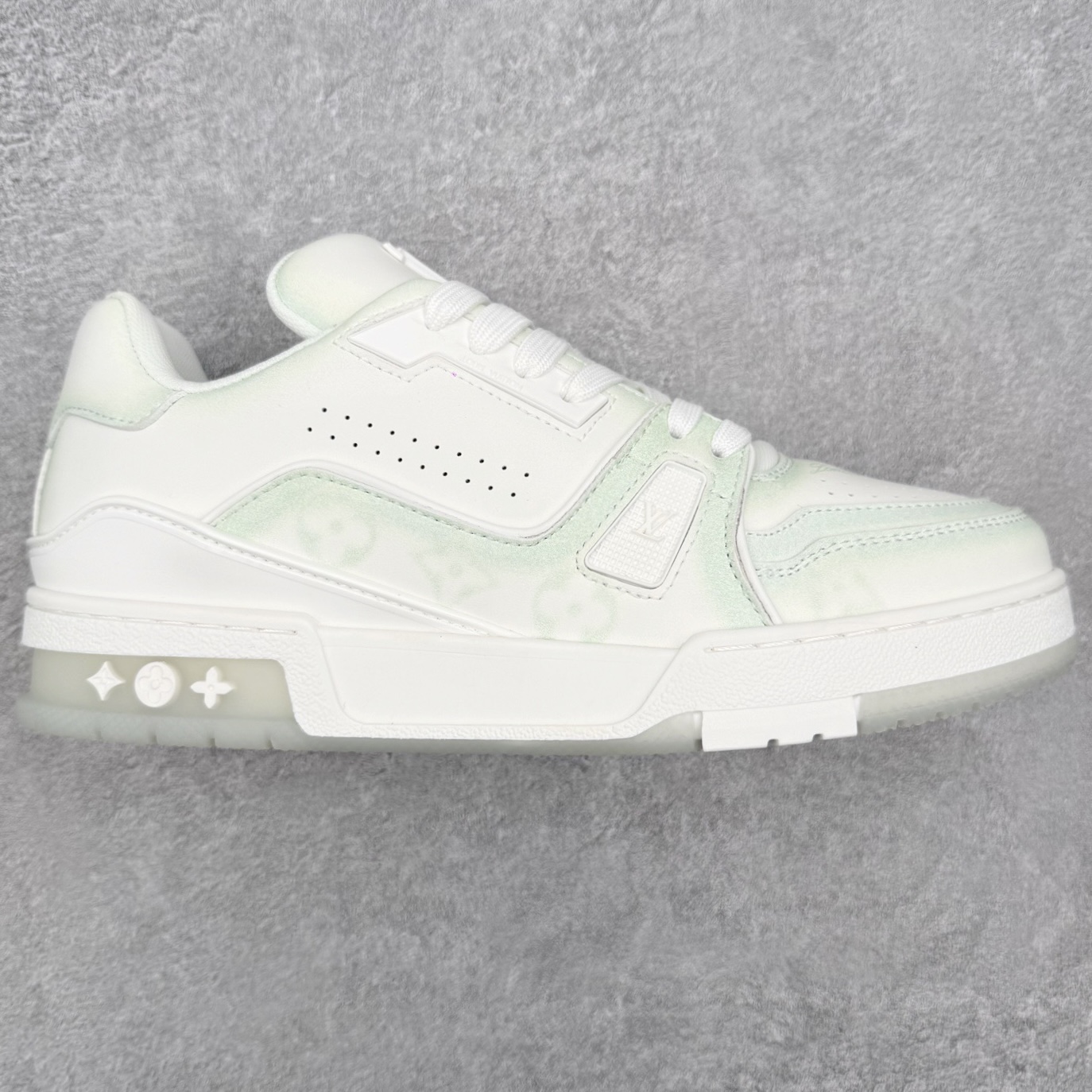 ＃AL佛山性价比 Louis Vuitton Trainer lv时装走秀运动鞋板鞋 佛山全套纸板大底数据开发 广东标配礼盒包装配件 皮料有所替换 性价比批次 口碑实力大厂出品 出货即市场巅峰 全套原纸板楦头开发 原汁原味 完美呈现版型 原数据独家私模大底 超高清洁度 极限压缩成本 超级跑量款式 全套原楦原纸版原鞋开模 独家磨具开发男女鞋 全网最具灵魂的版型 正确原装黄色鞋盒 正确中底印花 鞋面印花3D高频深度立体 全鞋电脑针车 紧密相连 针距密度一致 环保乳胶注塑鞋垫 厚度脚感还原原版 皮面裁剪部位 统一油边封口工艺 原装橡胶大底含胶量大底组合零偏差 专柜全套包装 防尘袋 说明书 质保卡 尺码：36 37 38 39 40 41 42 43 44 45-选品中心