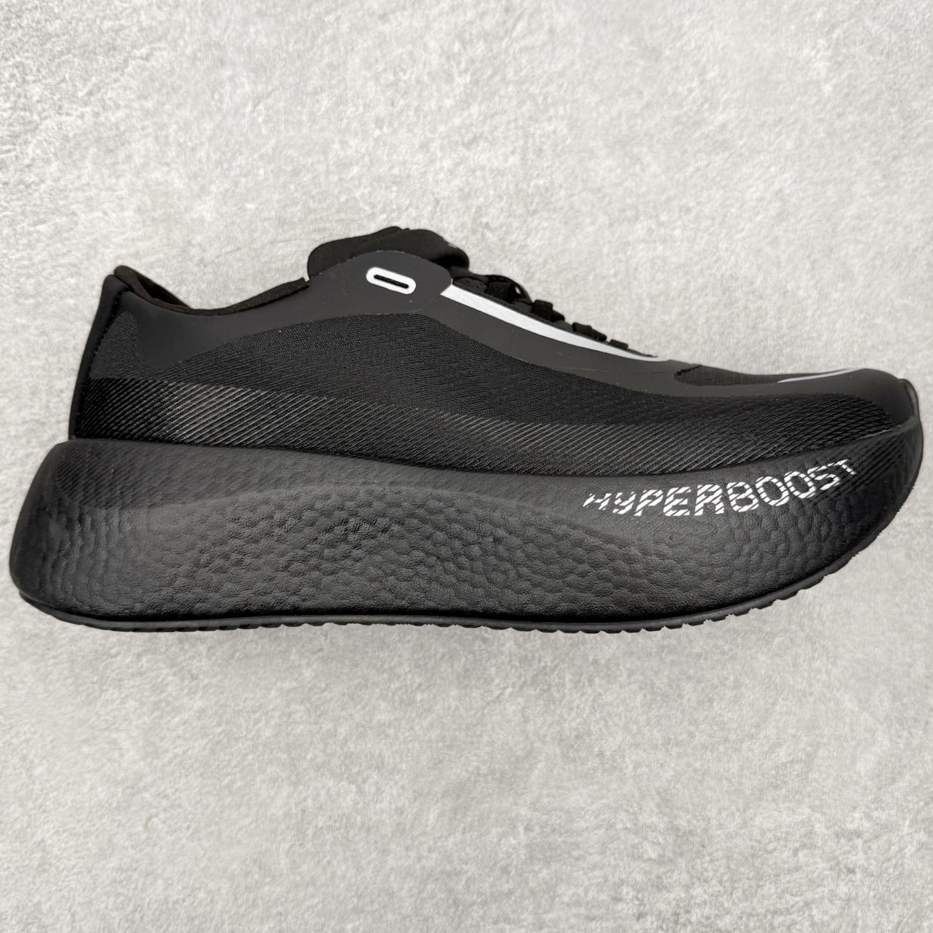 AD Hyperboost Edge 爆米花缓震舒适贴合跑步鞋 在 BOOST 之前冠以了 “HYPER