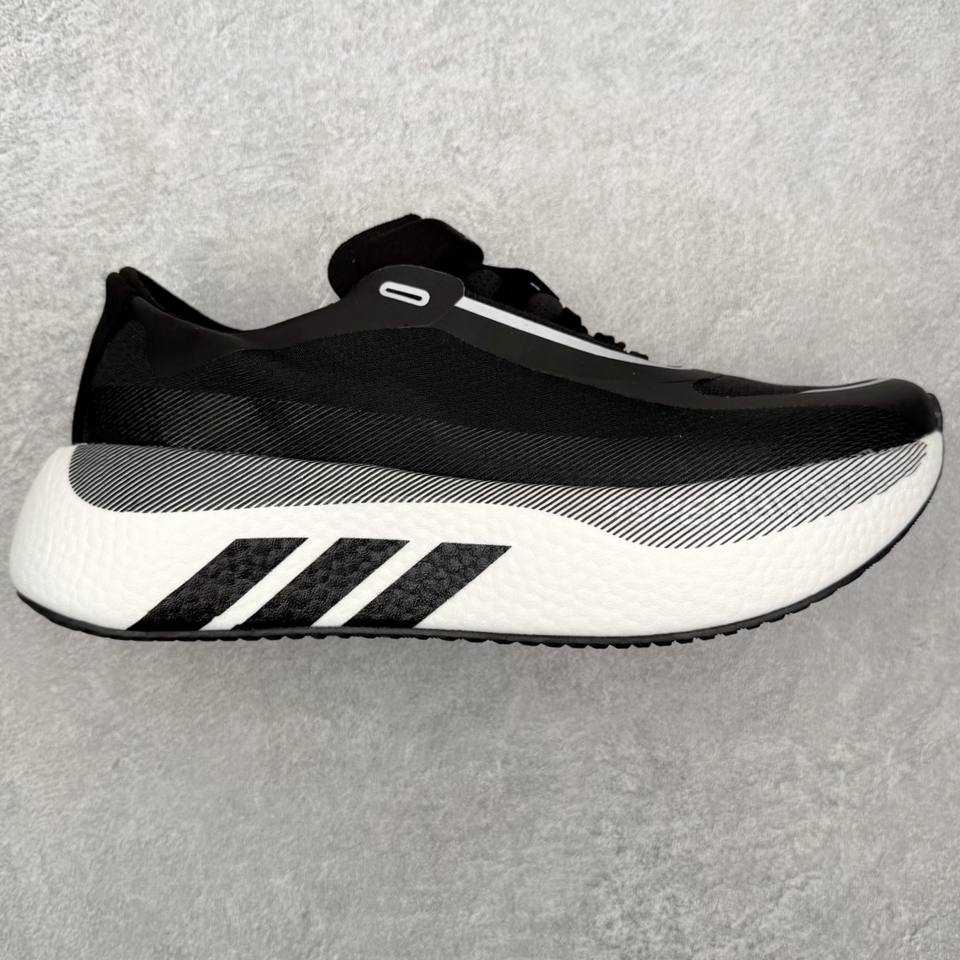 AD Hyperboost Edge 爆米花缓震舒适贴合跑步鞋 在 BOOST 之前冠以了 “HYPER