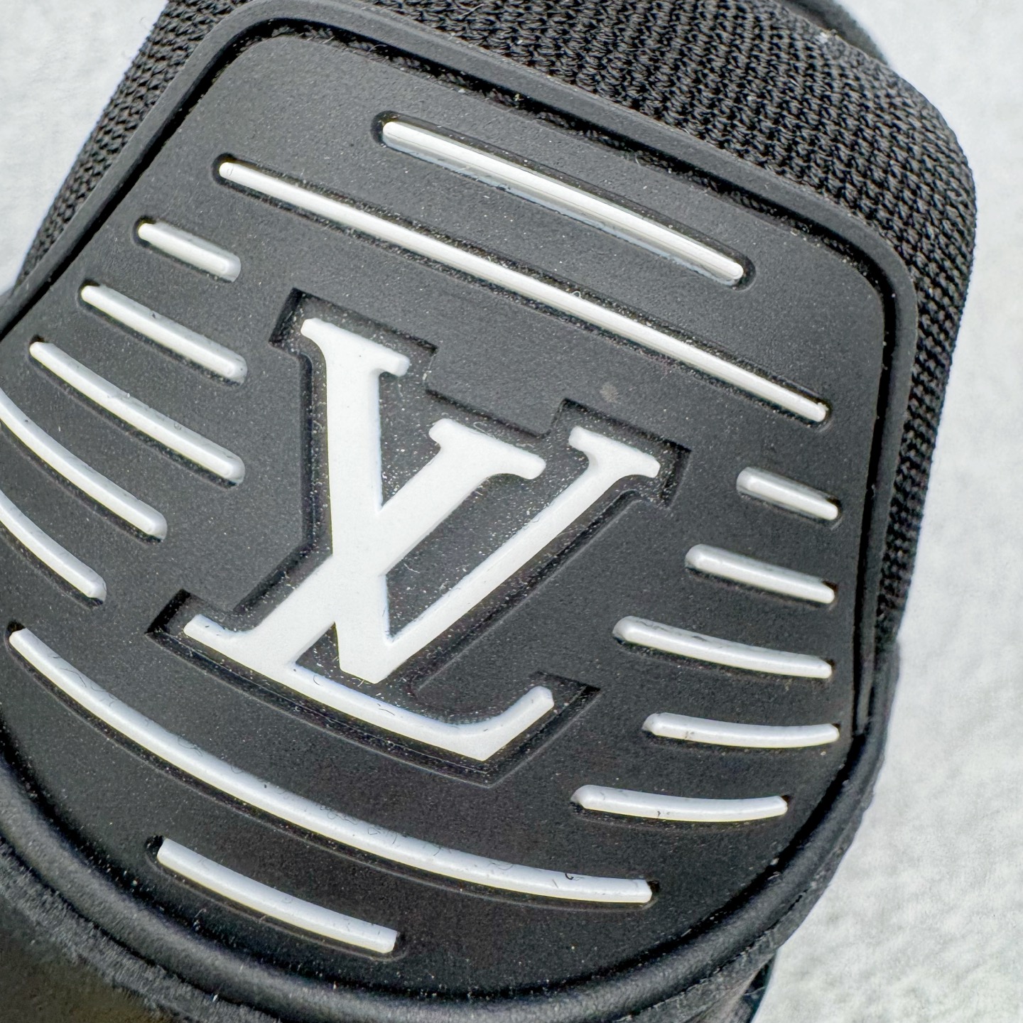 图片[11]-＃AL佛山性价比 Louis Vuitton Trainer lv时装走秀运动鞋板鞋 佛山全套纸板大底数据开发 广东标配礼盒包装配件 皮料有所替换 性价比批次 口碑实力大厂出品 出货即市场巅峰 全套原纸板楦头开发 原汁原味 完美呈现版型 原数据独家私模大底 超高清洁度 极限压缩成本 超级跑量款式 全套原楦原纸版原鞋开模 独家磨具开发男女鞋 全网最具灵魂的版型 正确原装黄色鞋盒 正确中底印花 鞋面印花3D高频深度立体 全鞋电脑针车 紧密相连 针距密度一致 环保乳胶注塑鞋垫 厚度脚感还原原版 皮面裁剪部位 统一油边封口工艺 原装橡胶大底含胶量大底组合零偏差 专柜全套包装 防尘袋 说明书 质保卡 尺码：36 37 38 39 40 41 42 43 44 45-选品中心
