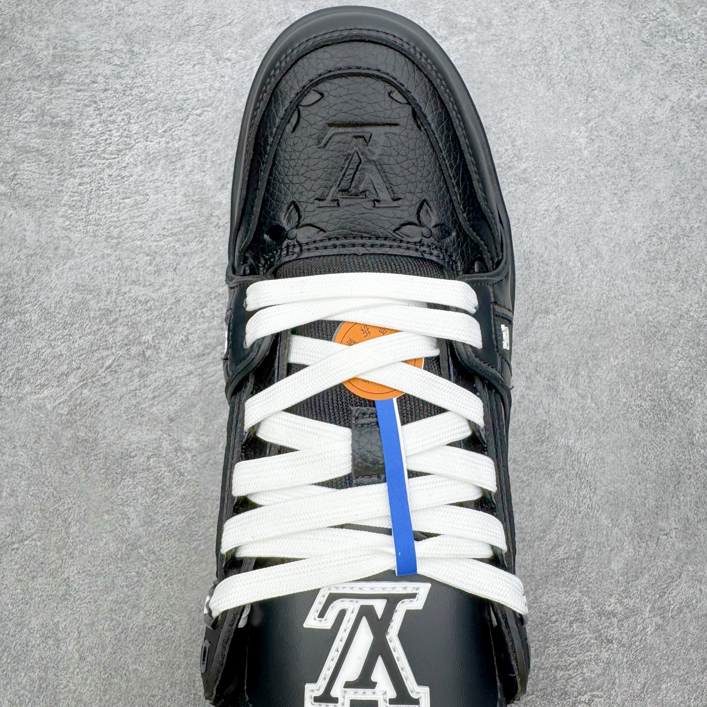 图片[4]-＃AL佛山性价比 Louis Vuitton Trainer lv时装走秀运动鞋板鞋 佛山全套纸板大底数据开发 广东标配礼盒包装配件 皮料有所替换 性价比批次 口碑实力大厂出品 出货即市场巅峰 全套原纸板楦头开发 原汁原味 完美呈现版型 原数据独家私模大底 超高清洁度 极限压缩成本 超级跑量款式 全套原楦原纸版原鞋开模 独家磨具开发男女鞋 全网最具灵魂的版型 正确原装黄色鞋盒 正确中底印花 鞋面印花3D高频深度立体 全鞋电脑针车 紧密相连 针距密度一致 环保乳胶注塑鞋垫 厚度脚感还原原版 皮面裁剪部位 统一油边封口工艺 原装橡胶大底含胶量大底组合零偏差 专柜全套包装 防尘袋 说明书 质保卡 尺码：36 37 38 39 40 41 42 43 44 45-选品中心