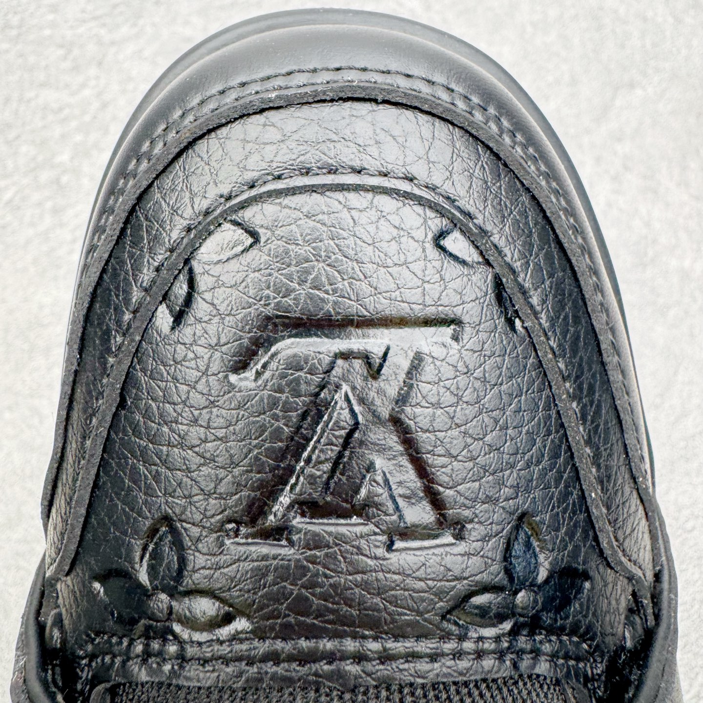 图片[14]-＃AL佛山性价比 Louis Vuitton Trainer lv时装走秀运动鞋板鞋 佛山全套纸板大底数据开发 广东标配礼盒包装配件 皮料有所替换 性价比批次 口碑实力大厂出品 出货即市场巅峰 全套原纸板楦头开发 原汁原味 完美呈现版型 原数据独家私模大底 超高清洁度 极限压缩成本 超级跑量款式 全套原楦原纸版原鞋开模 独家磨具开发男女鞋 全网最具灵魂的版型 正确原装黄色鞋盒 正确中底印花 鞋面印花3D高频深度立体 全鞋电脑针车 紧密相连 针距密度一致 环保乳胶注塑鞋垫 厚度脚感还原原版 皮面裁剪部位 统一油边封口工艺 原装橡胶大底含胶量大底组合零偏差 专柜全套包装 防尘袋 说明书 质保卡 尺码：36 37 38 39 40 41 42 43 44 45-选品中心