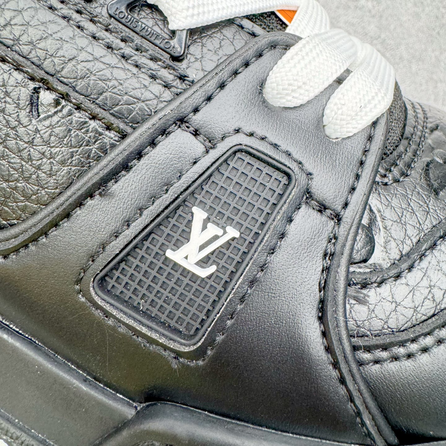 图片[17]-＃AL佛山性价比 Louis Vuitton Trainer lv时装走秀运动鞋板鞋 佛山全套纸板大底数据开发 广东标配礼盒包装配件 皮料有所替换 性价比批次 口碑实力大厂出品 出货即市场巅峰 全套原纸板楦头开发 原汁原味 完美呈现版型 原数据独家私模大底 超高清洁度 极限压缩成本 超级跑量款式 全套原楦原纸版原鞋开模 独家磨具开发男女鞋 全网最具灵魂的版型 正确原装黄色鞋盒 正确中底印花 鞋面印花3D高频深度立体 全鞋电脑针车 紧密相连 针距密度一致 环保乳胶注塑鞋垫 厚度脚感还原原版 皮面裁剪部位 统一油边封口工艺 原装橡胶大底含胶量大底组合零偏差 专柜全套包装 防尘袋 说明书 质保卡 尺码：36 37 38 39 40 41 42 43 44 45-选品中心